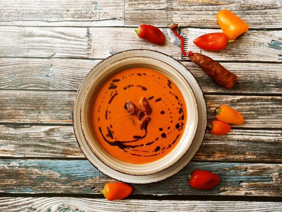 Krem z pieczonej papryki i batatów z dodatkiem chorizo