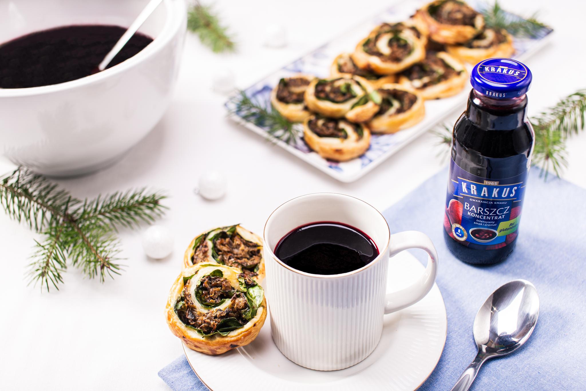 Barszcz ze ślimaczkami z ciasta francuskiego i nadzieniem grzybowym z kapustą