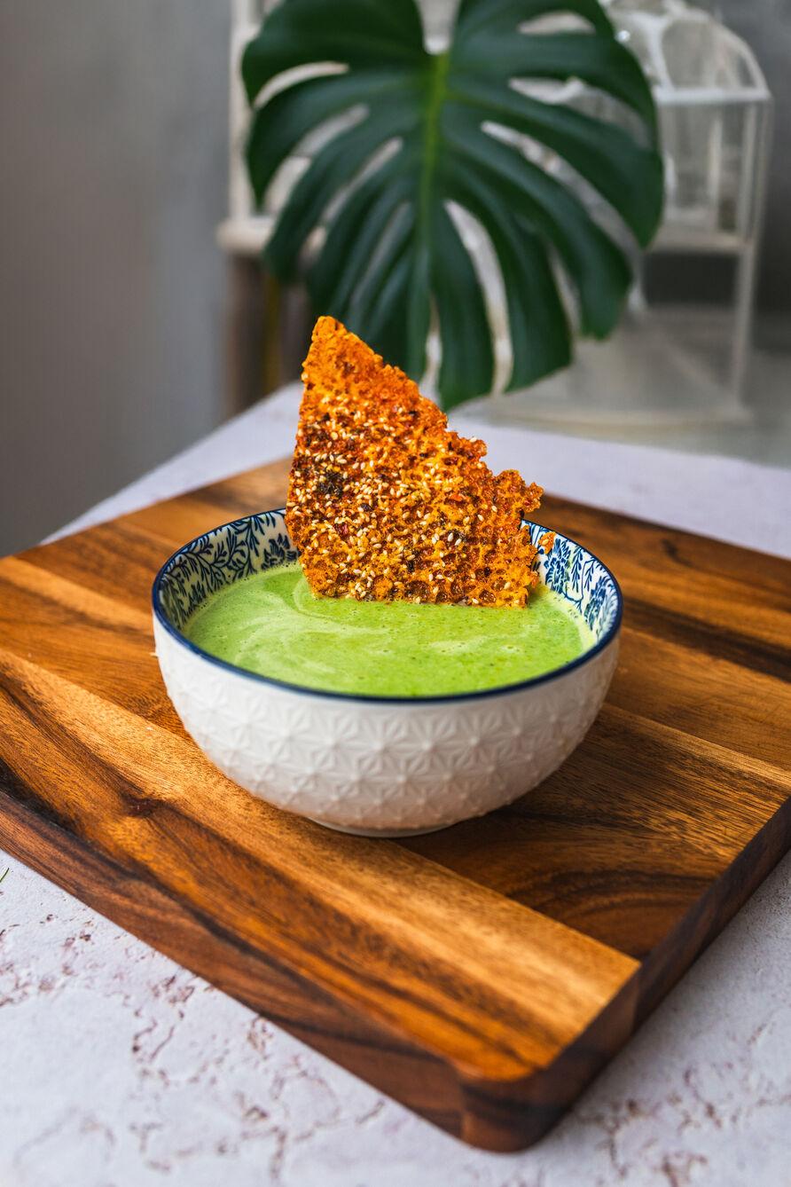 Krem brokułowy z krakersem z sera cheddar i sezamu