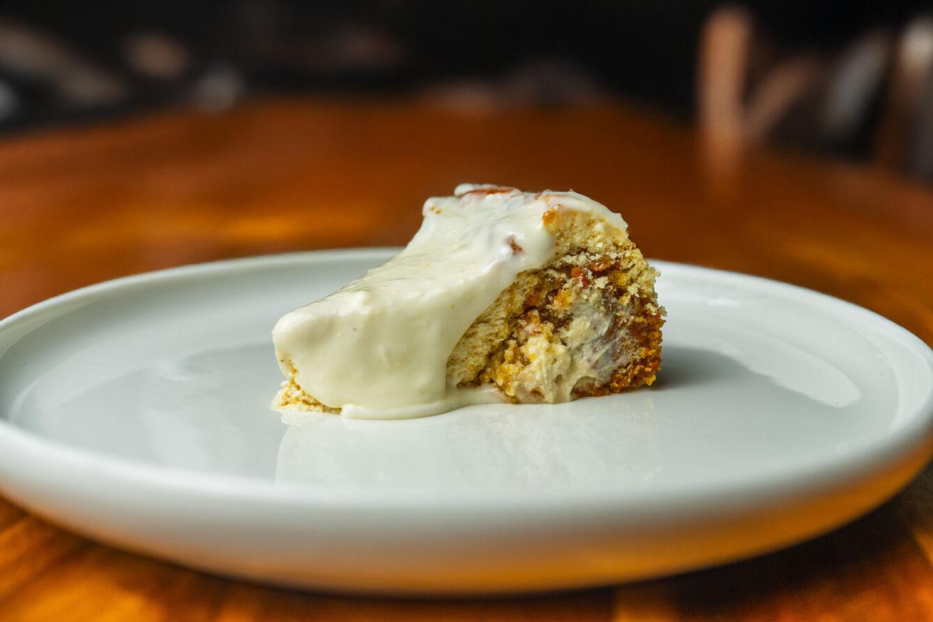 Sernik marchewkowy z polewą śmietankową