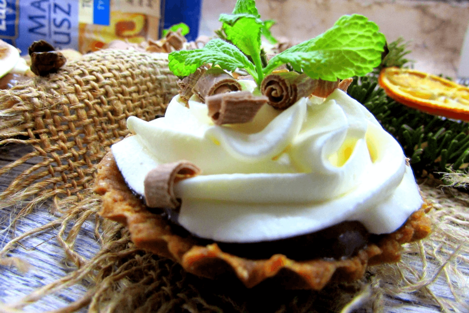 Babeczki na spodzie resztkowym z musem i bitą śmietaną