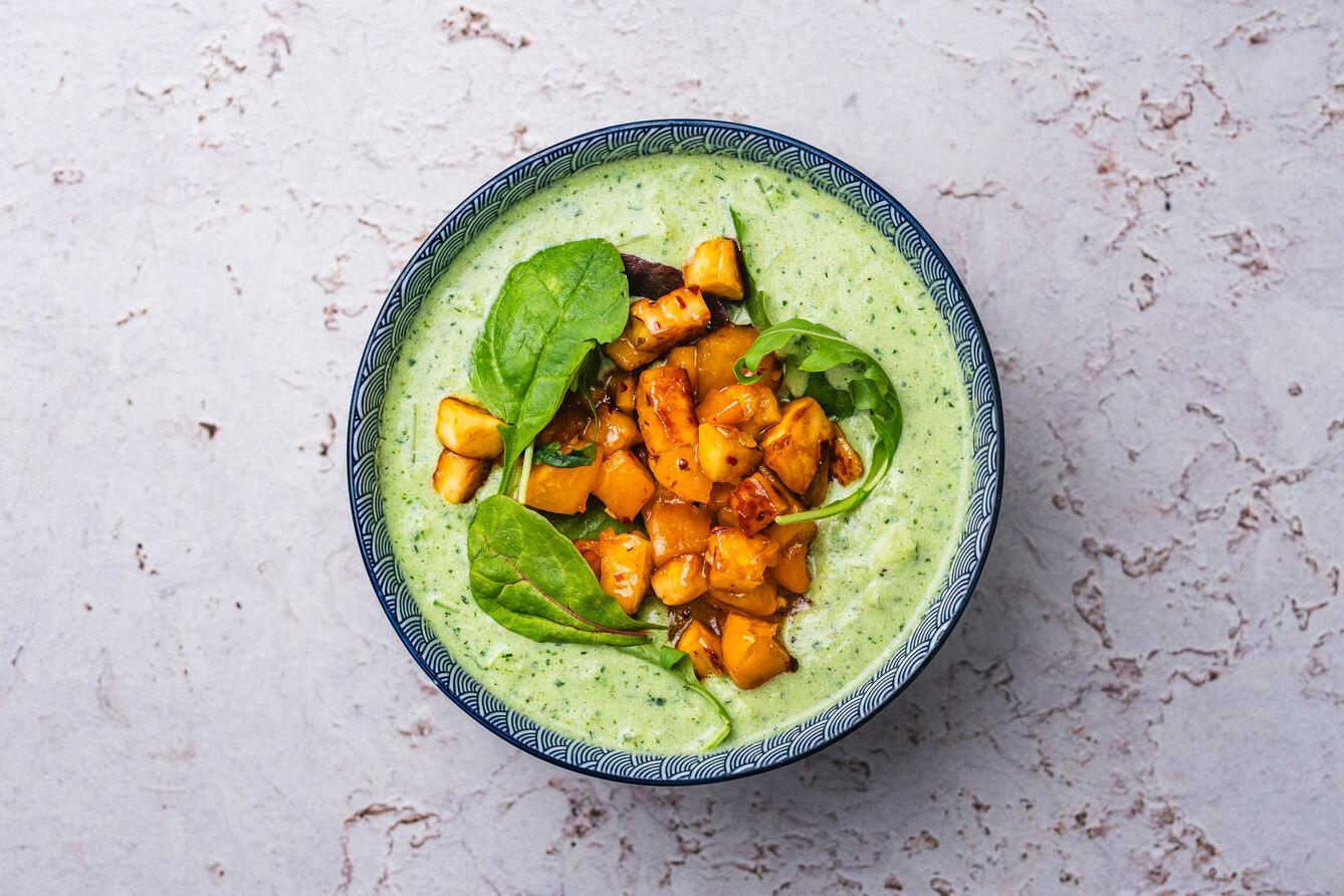 Zielony chłodnik z serem halloumi i morelami