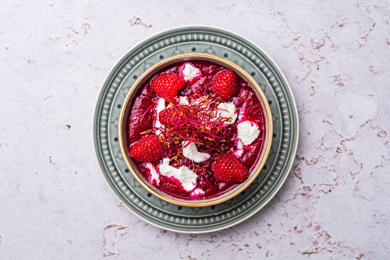 Krem z buraków i malin z kozim serem