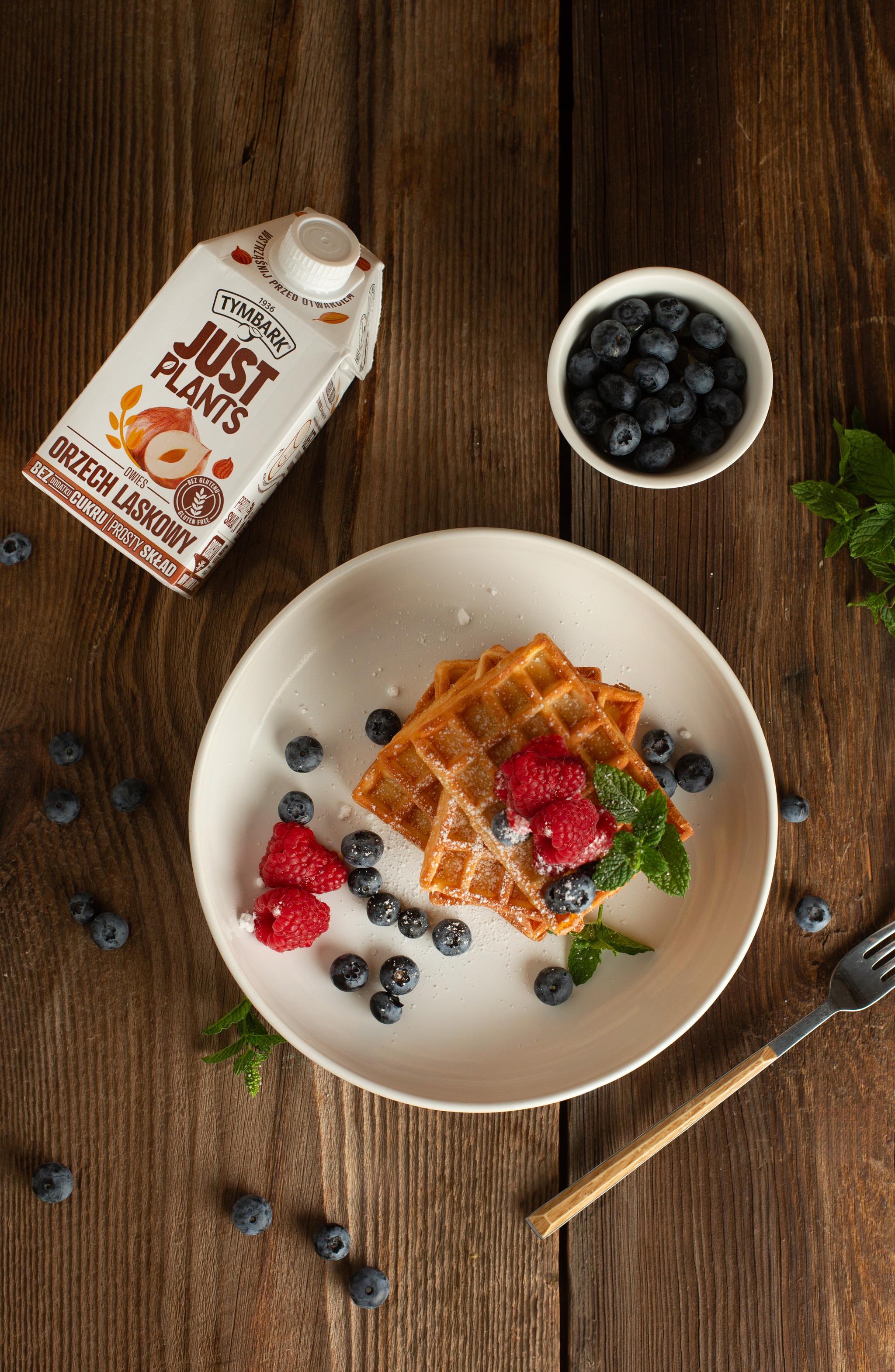 Wegańskie gofry z sezonowymi owocami