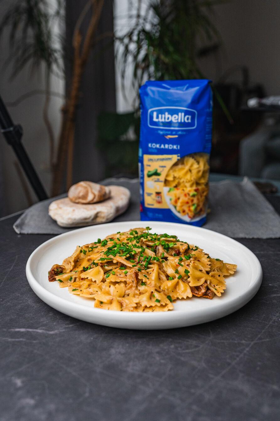 Makaron z karmelizowaną cebulą i mlekiem kokosowym