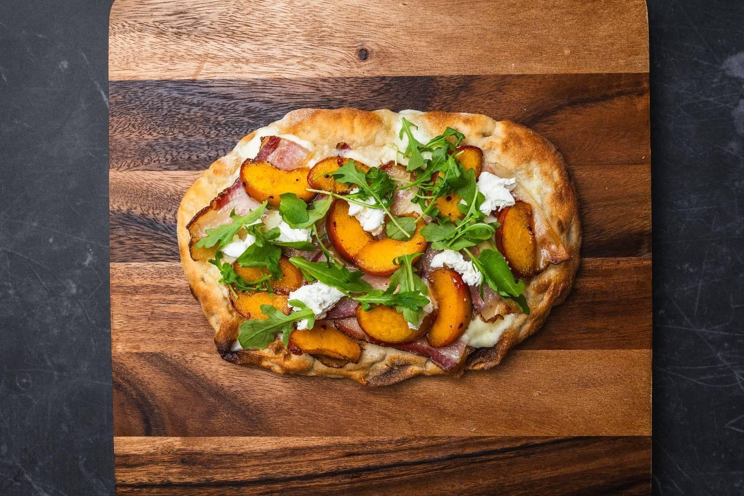 Pinsa z pancettą, ricottą i brzoskwiniami