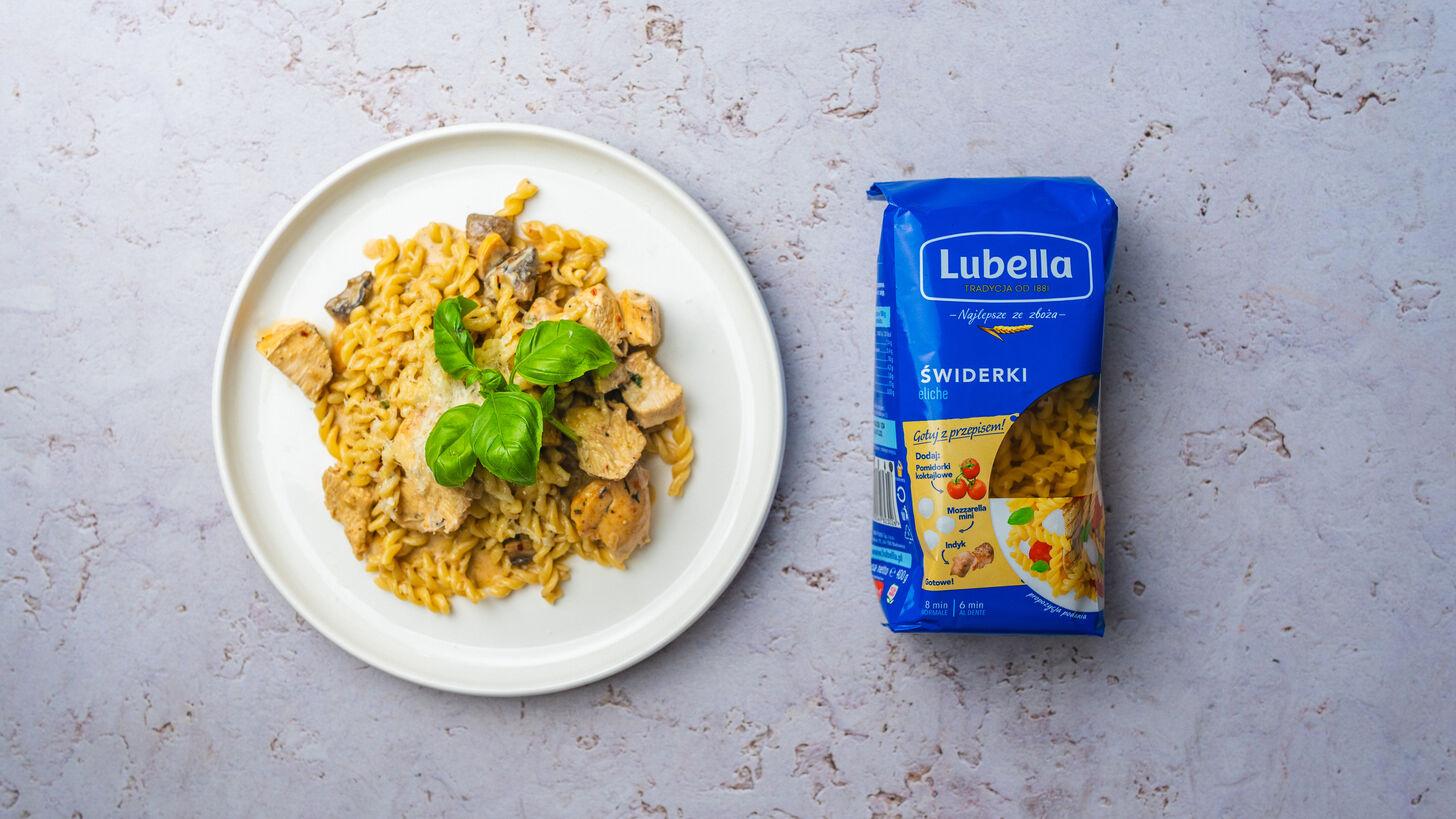 Makaron z kurczakiem i pieczarkami