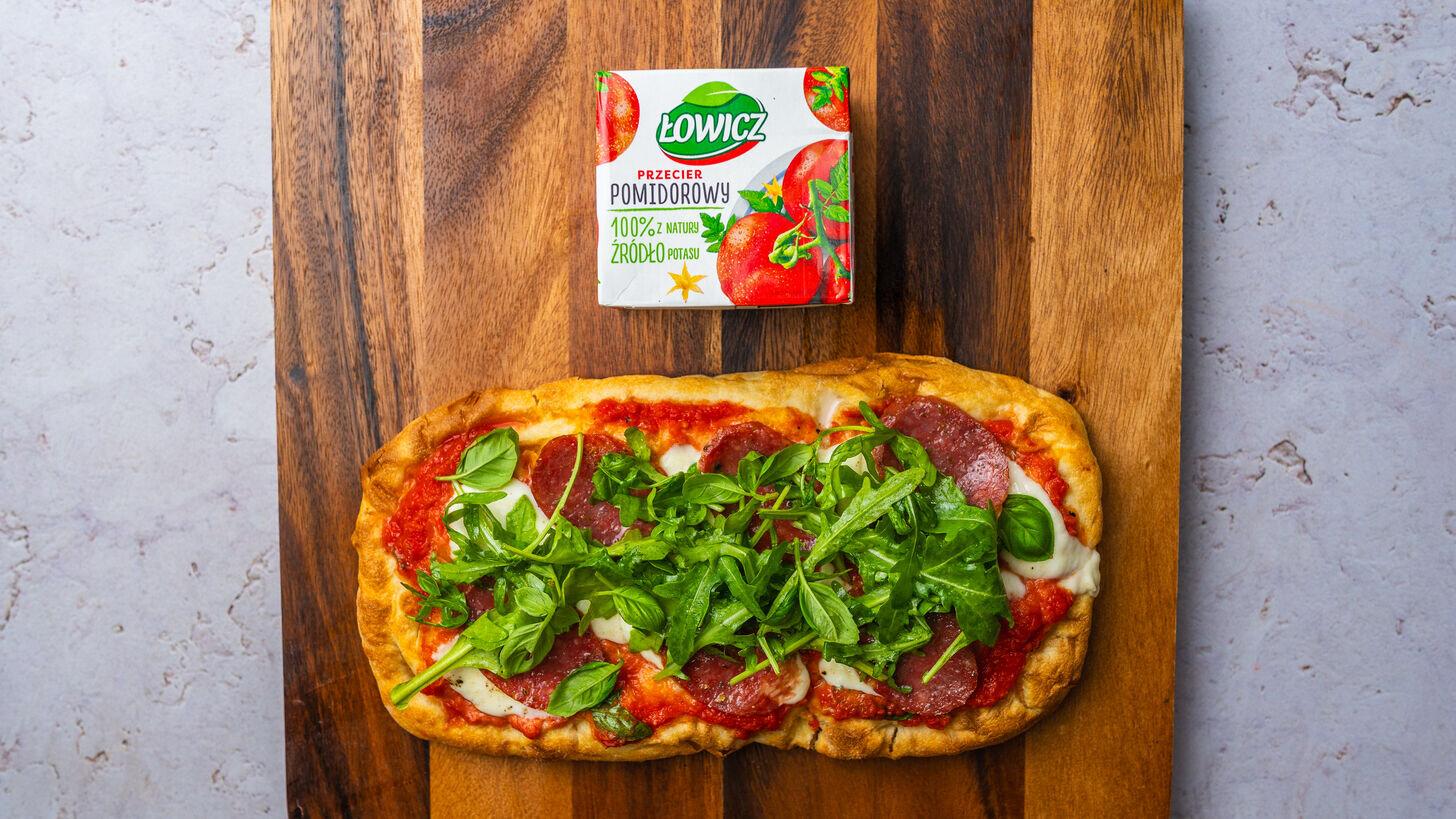 Pinsa z salami finocchiona i rukolą