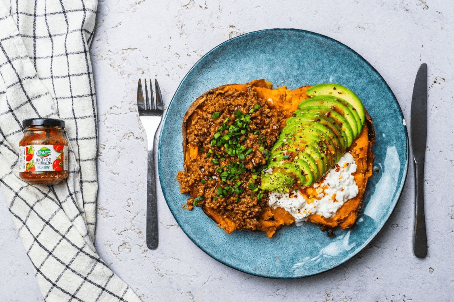 Pieczony batat z mięsem wołowym, awokado i serkiem wiejskim