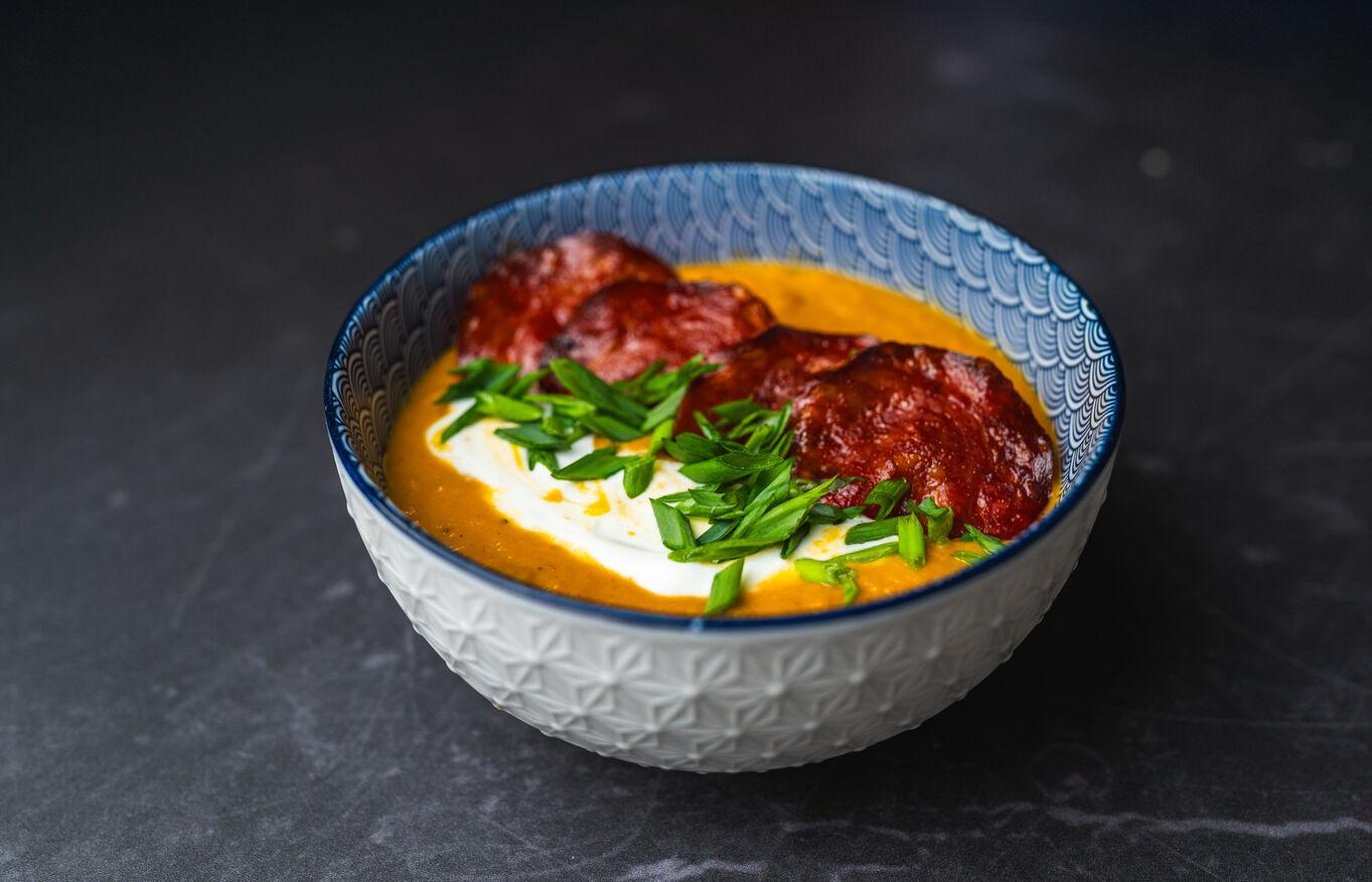 Krem z batatów z chorizo