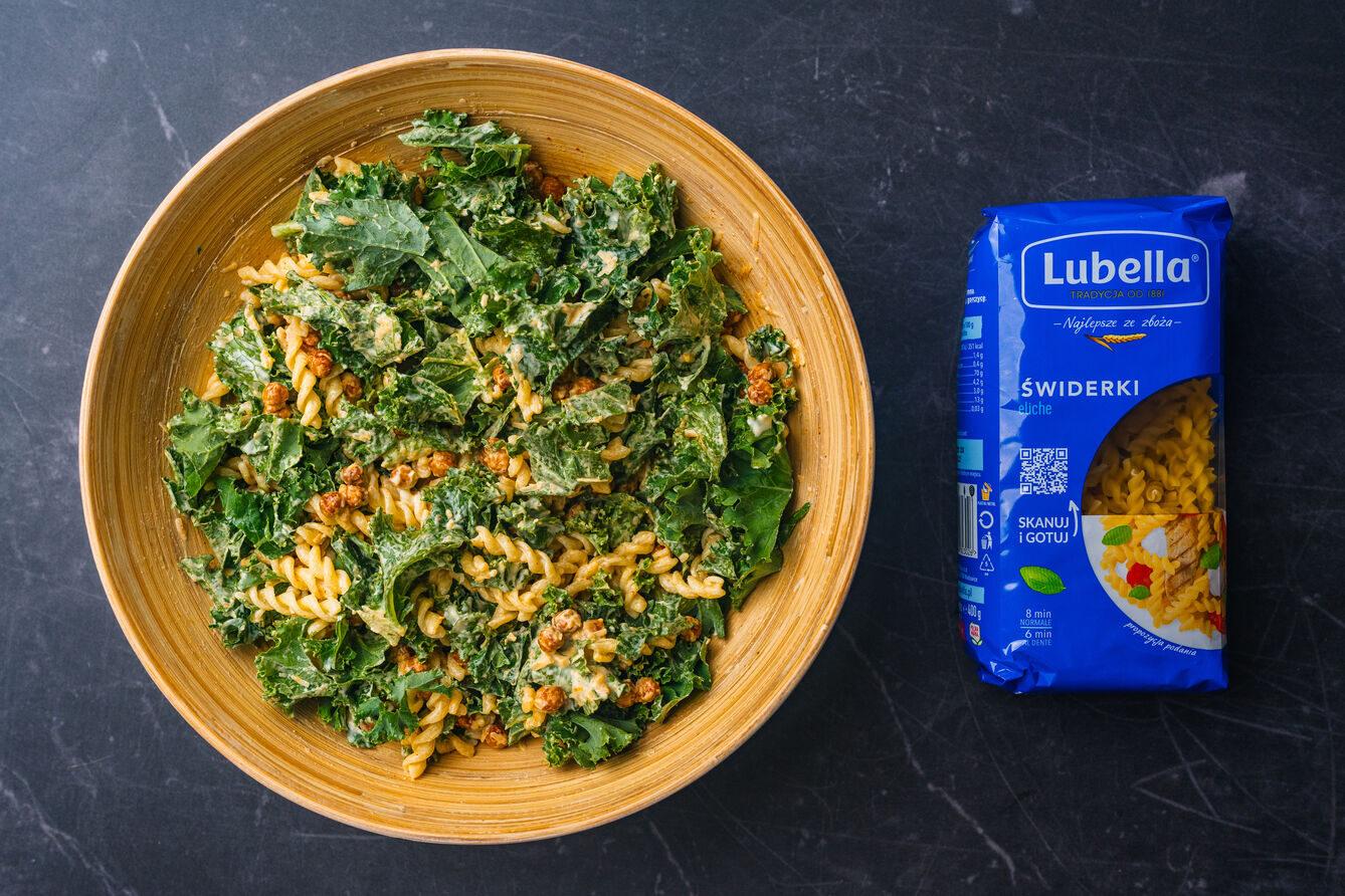 Sałatka makaronowa z jarmużem i chrupiącą ciecierzycą