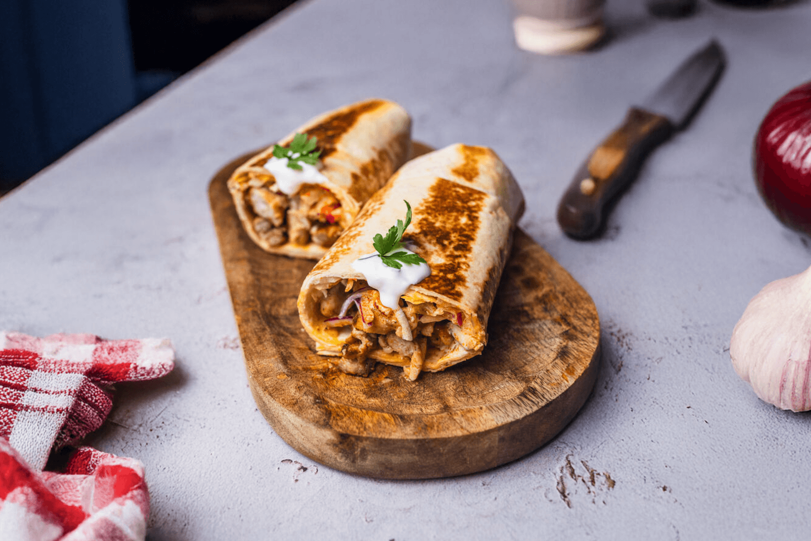 Kebab z kurczaka w tortilli z sosem czosnkowym