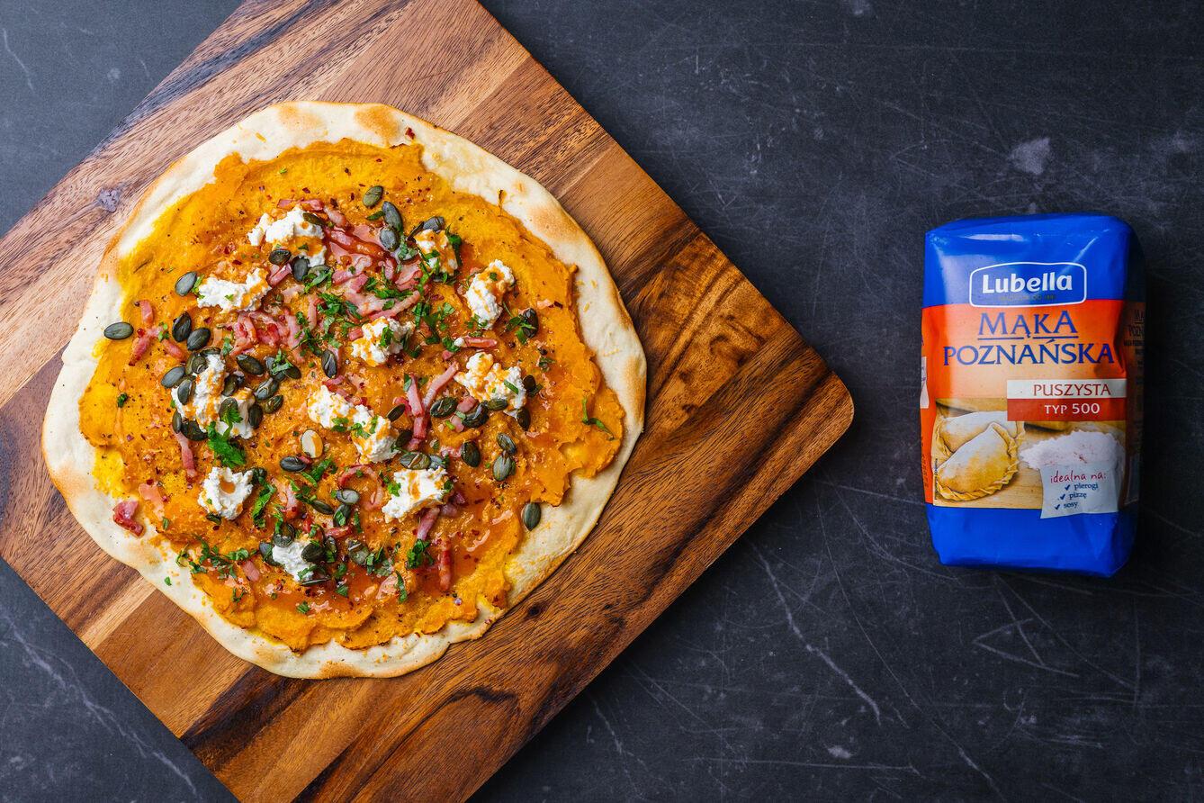 Podpłomyk z dynią, ricottą i miodem chilli