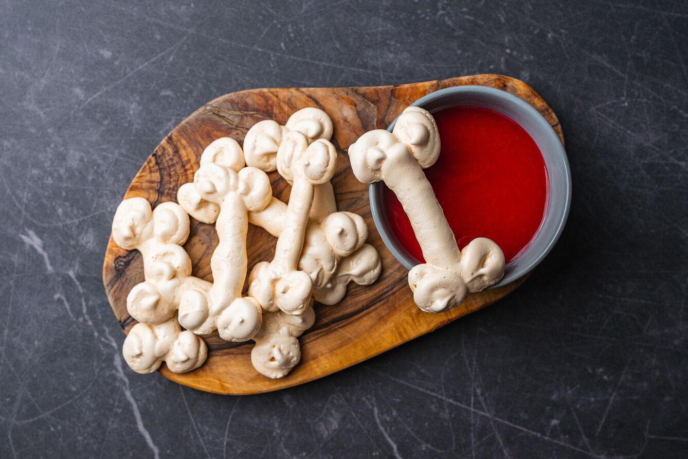 Bezowe kosteczki z sosem malinowym na Halloween