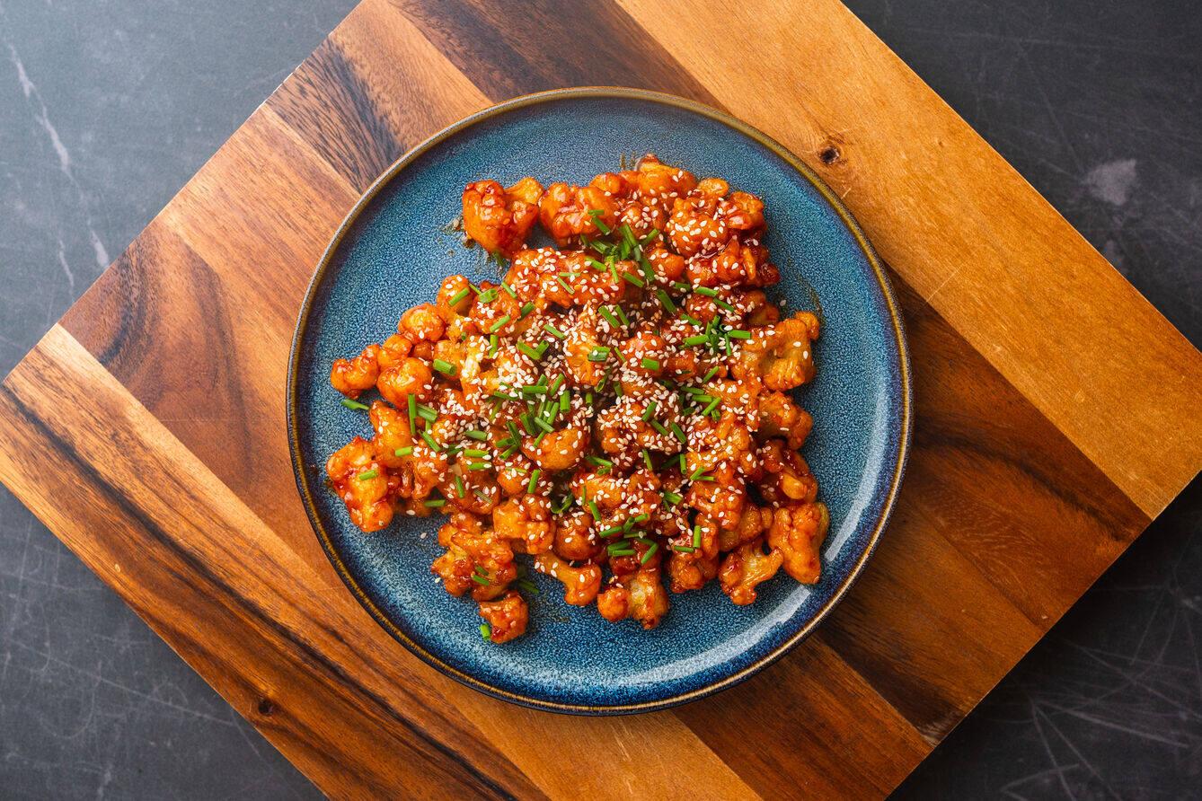 Koreański popcorn z kalafiora z sosem gochujang