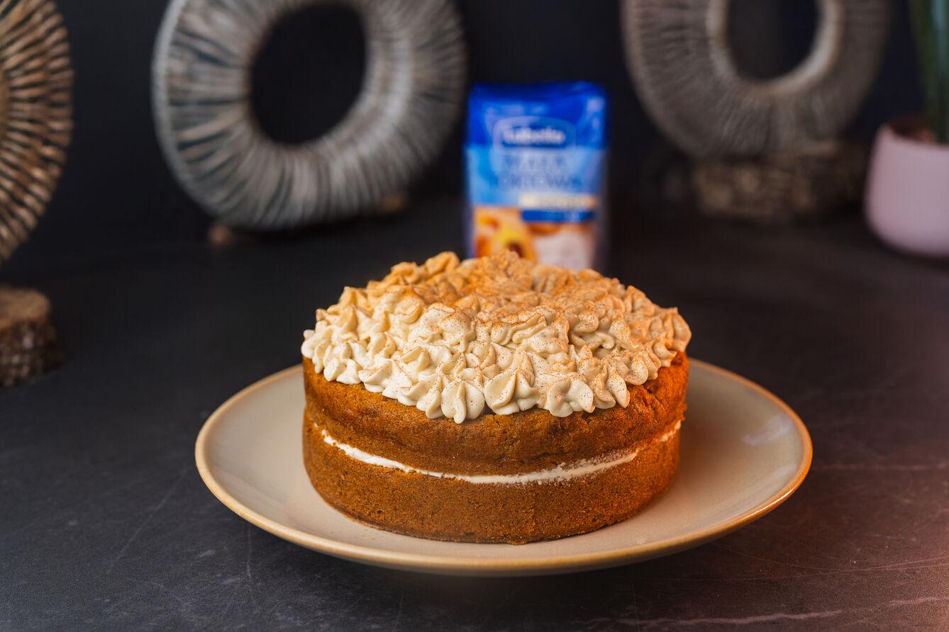 Ciasto marchewkowe z kardamonem i kremem tahini