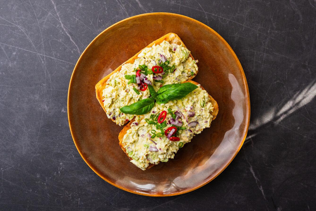 Tost z pastą jajeczną z awokado i chili