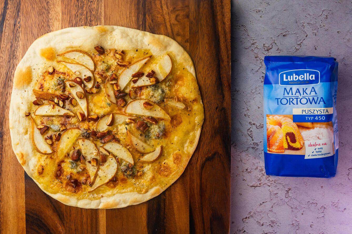 Podpłomyk z gruszką, serem gorgonzola i miodem