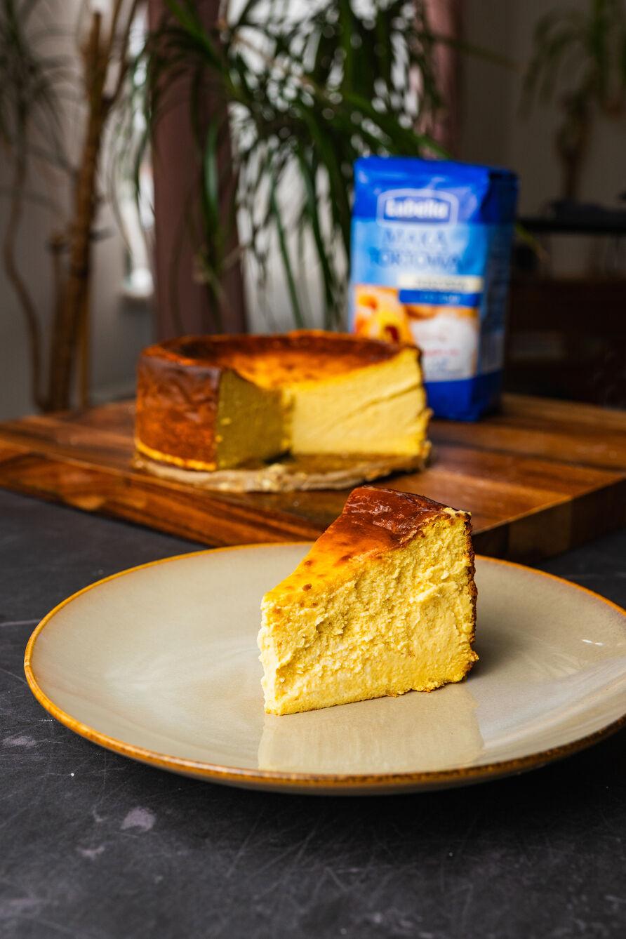 Sernik baskijski mango