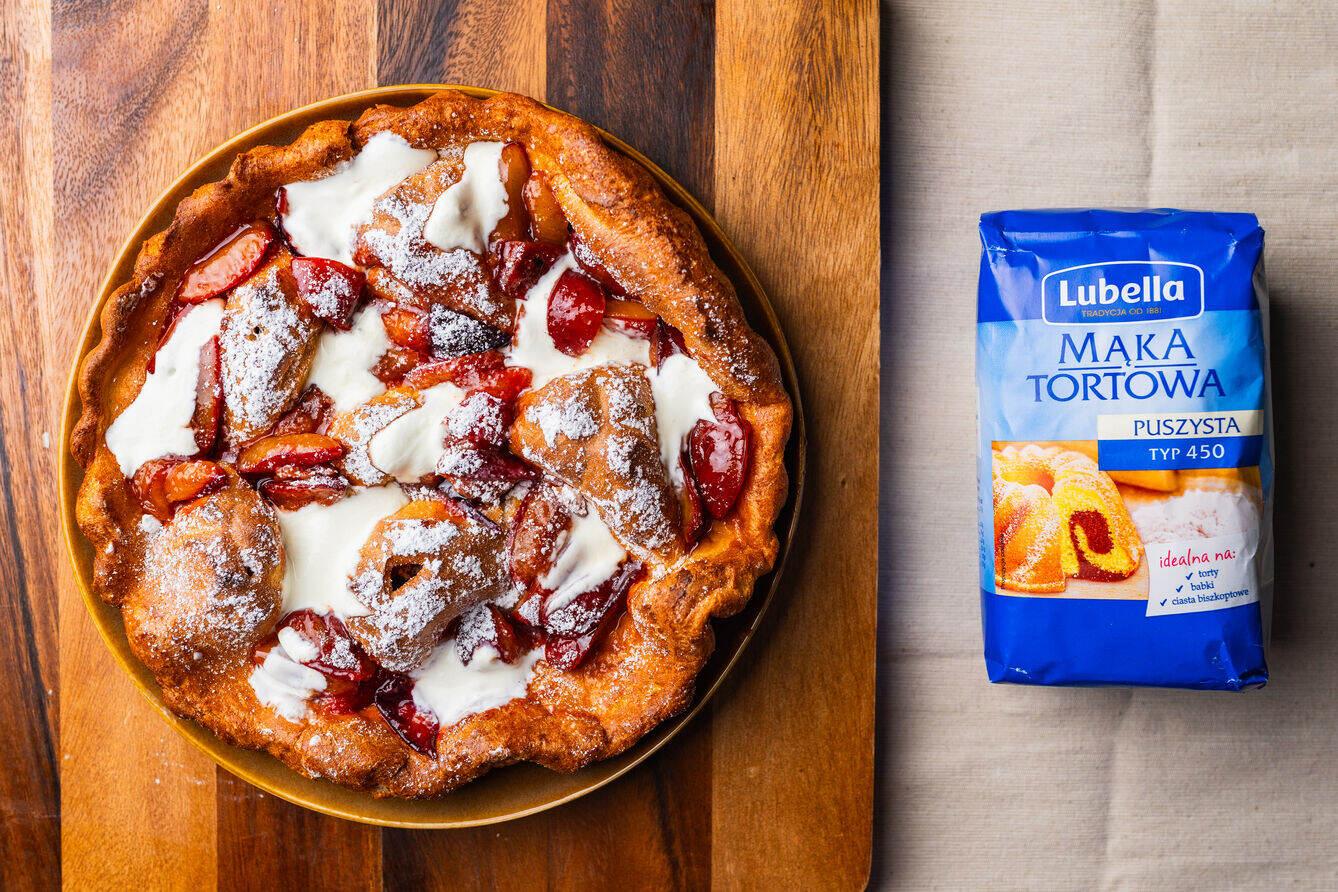 Dutch baby z karmelizowanymi śliwkami i kwaśną śmietaną
