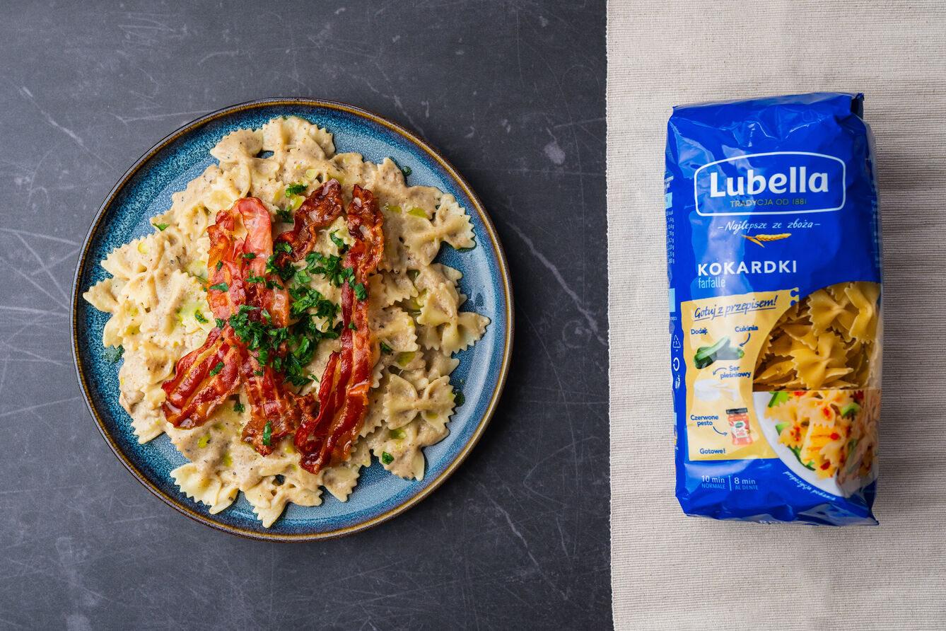 Makaron kokardki w sosie grzybowym z chipsem z boczku