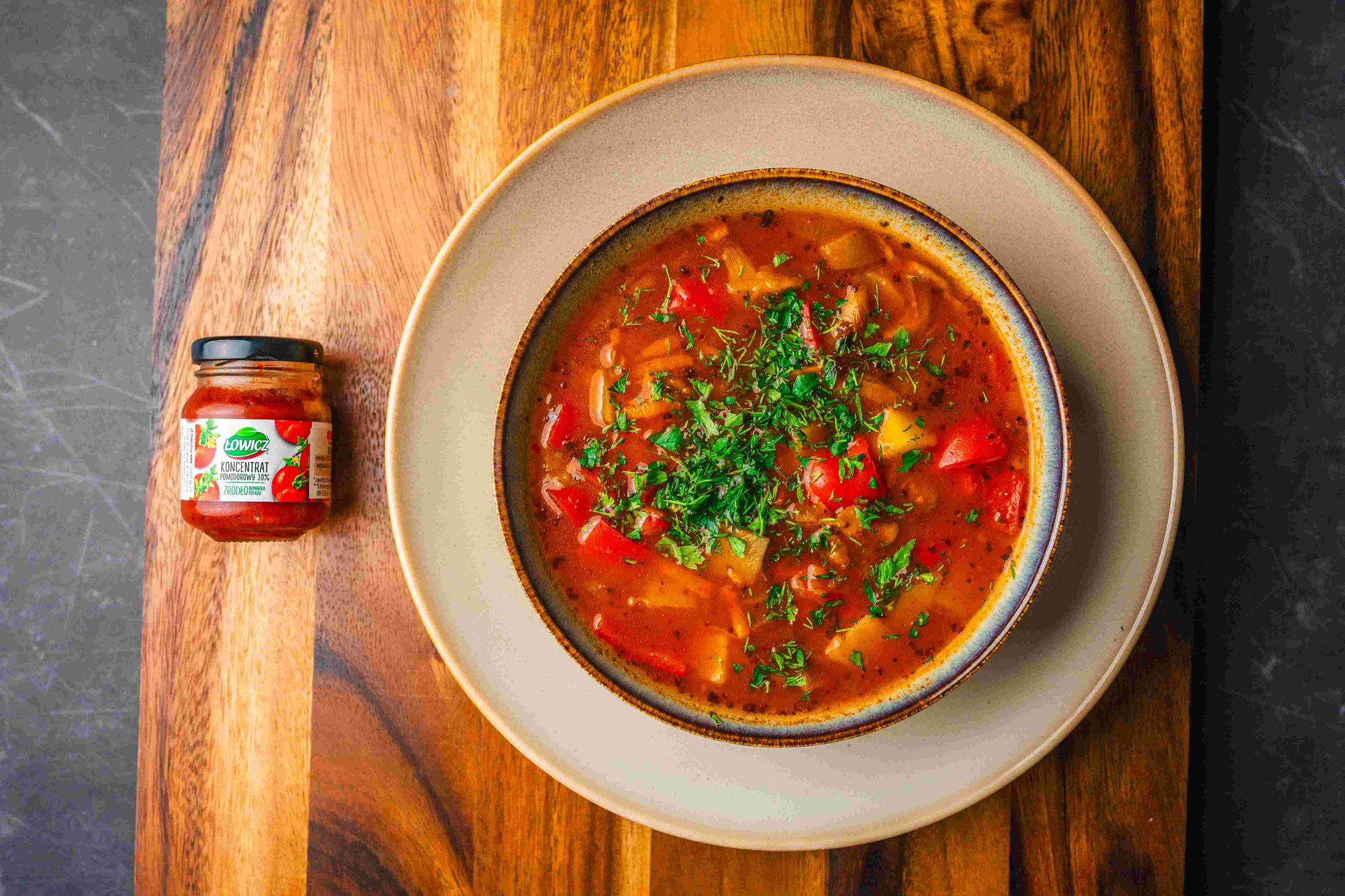 Wegańska zupa gulaszowa z boczniakami