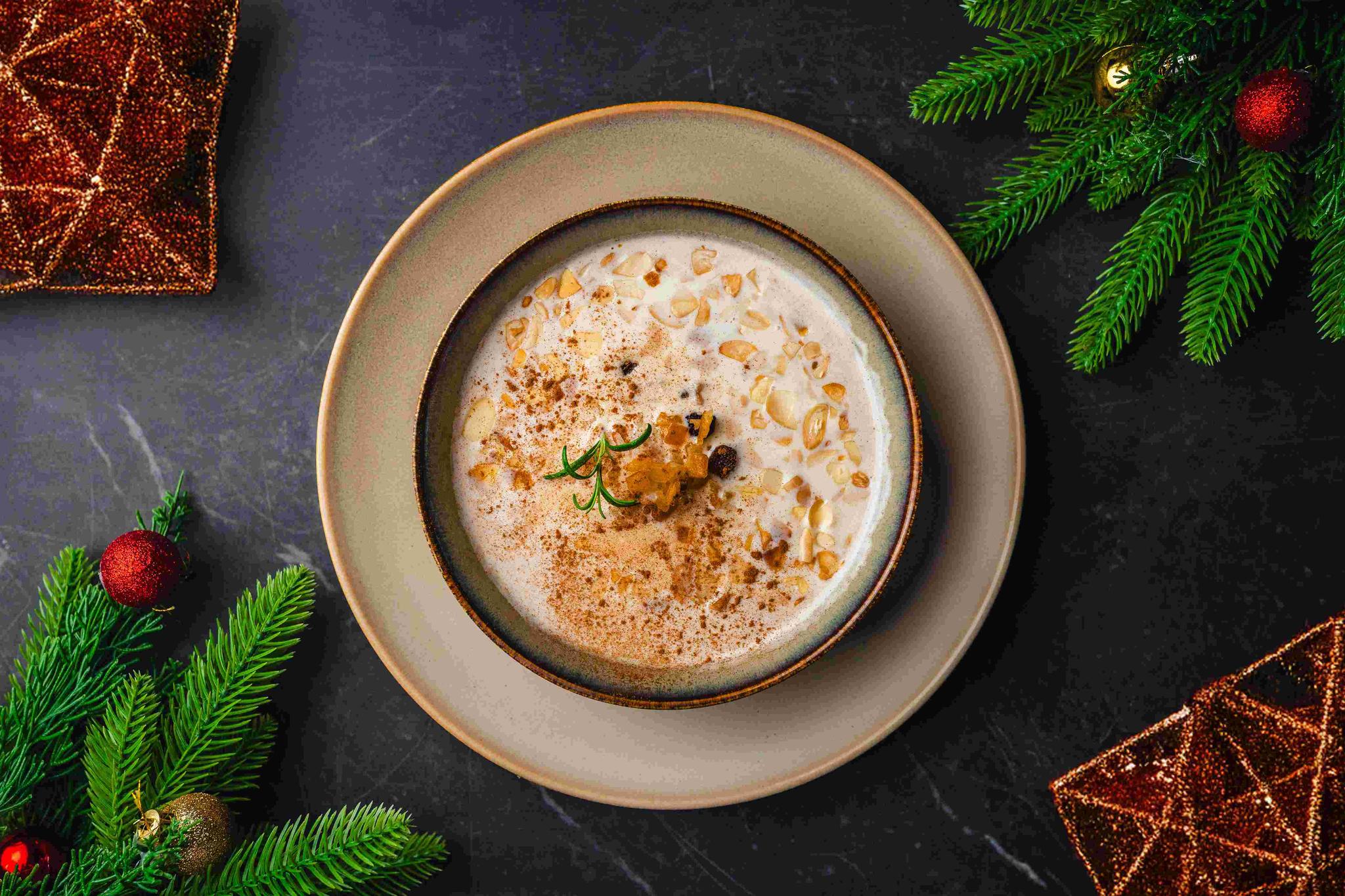 Świąteczna zupa migdałowa z ryżem i bakaliami