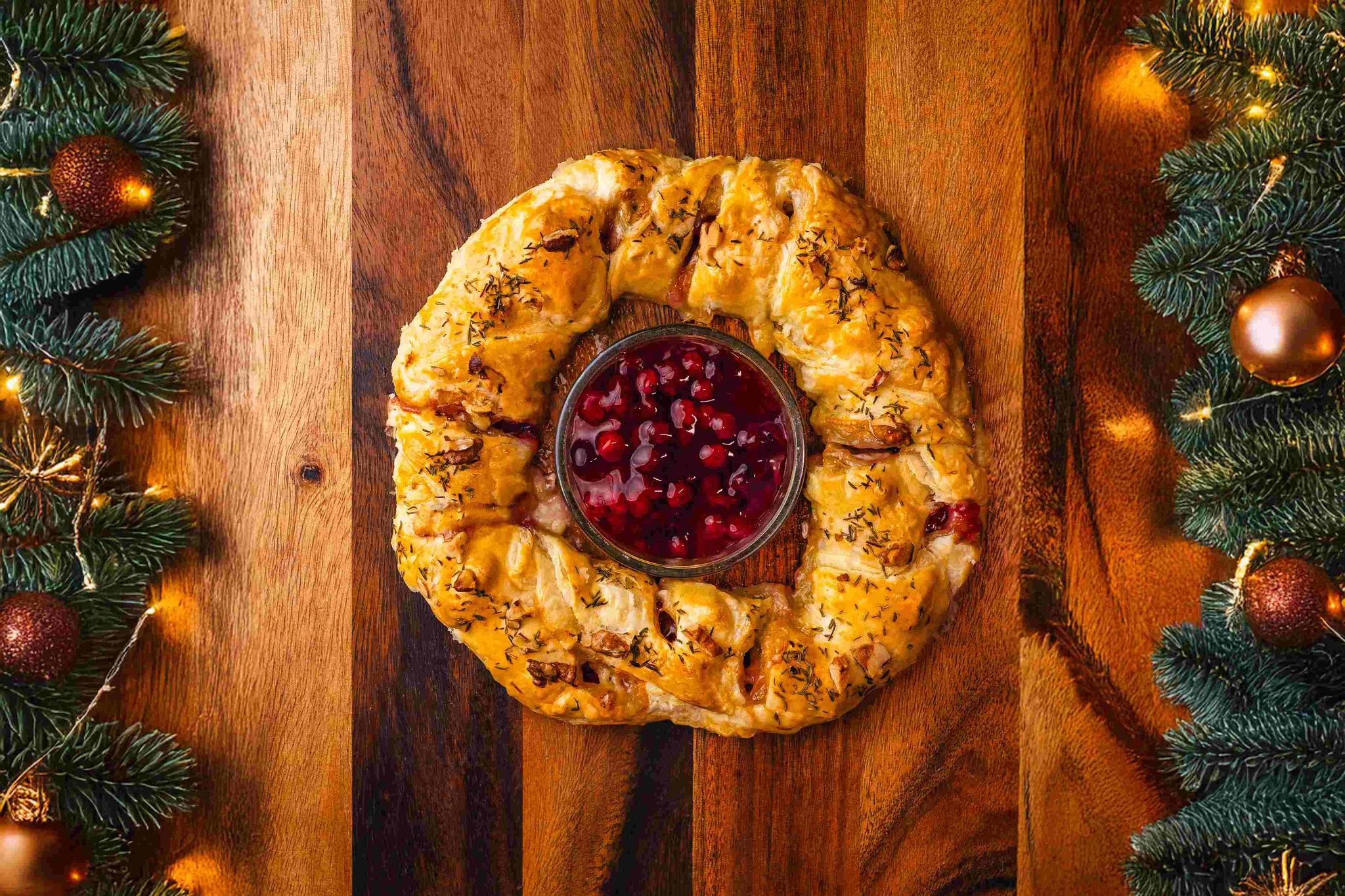 Wieniec z ciasta francuskiego z żurawiną i camembertem