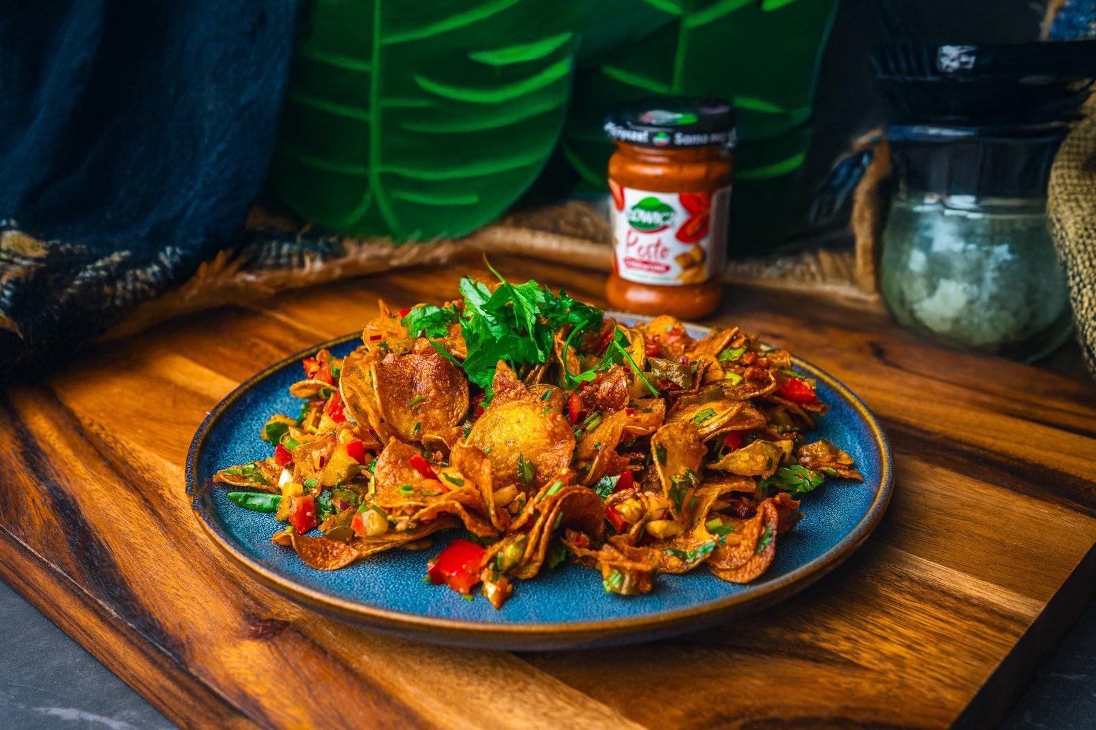 Sałatka z domowych chrupiących chipsów ziemniaczanych