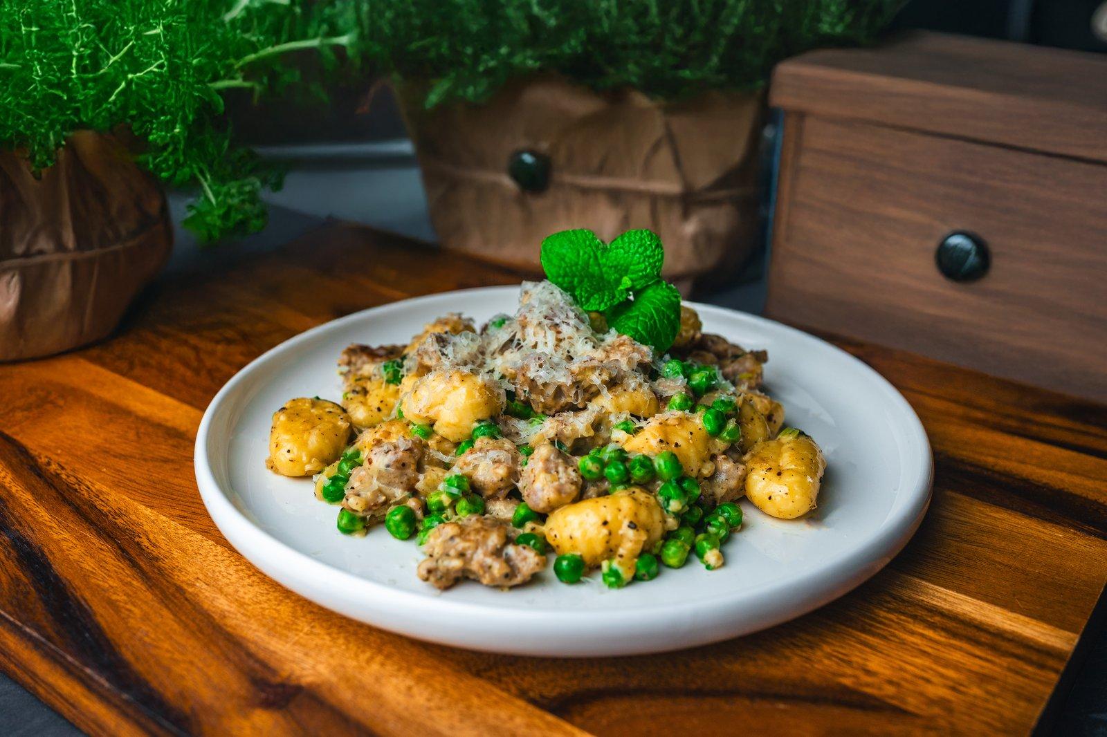 Gnocchi z białą kiełbasą i groszkiem