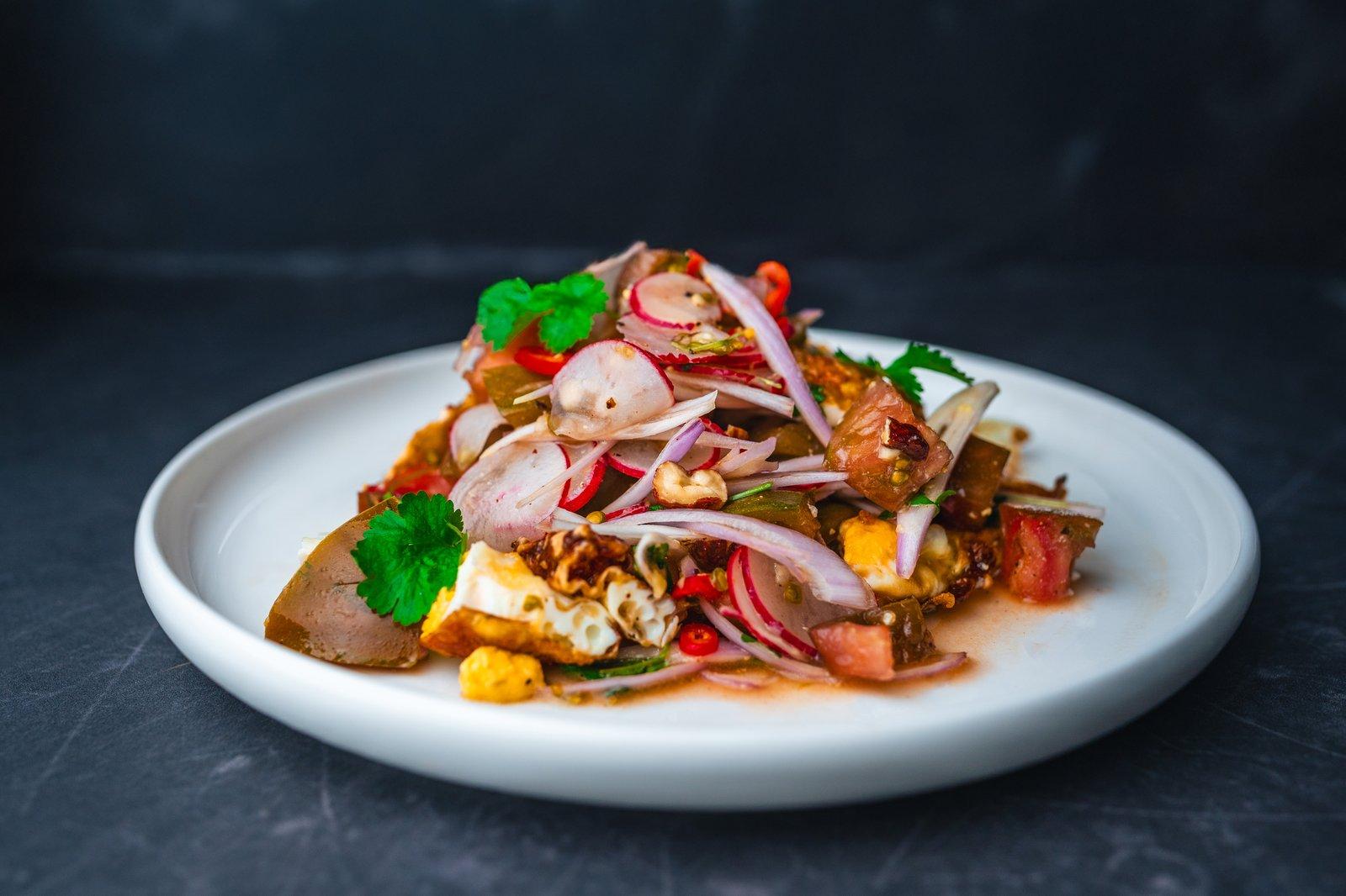 Azjatycka sałatka z chrupiącymi jajkami