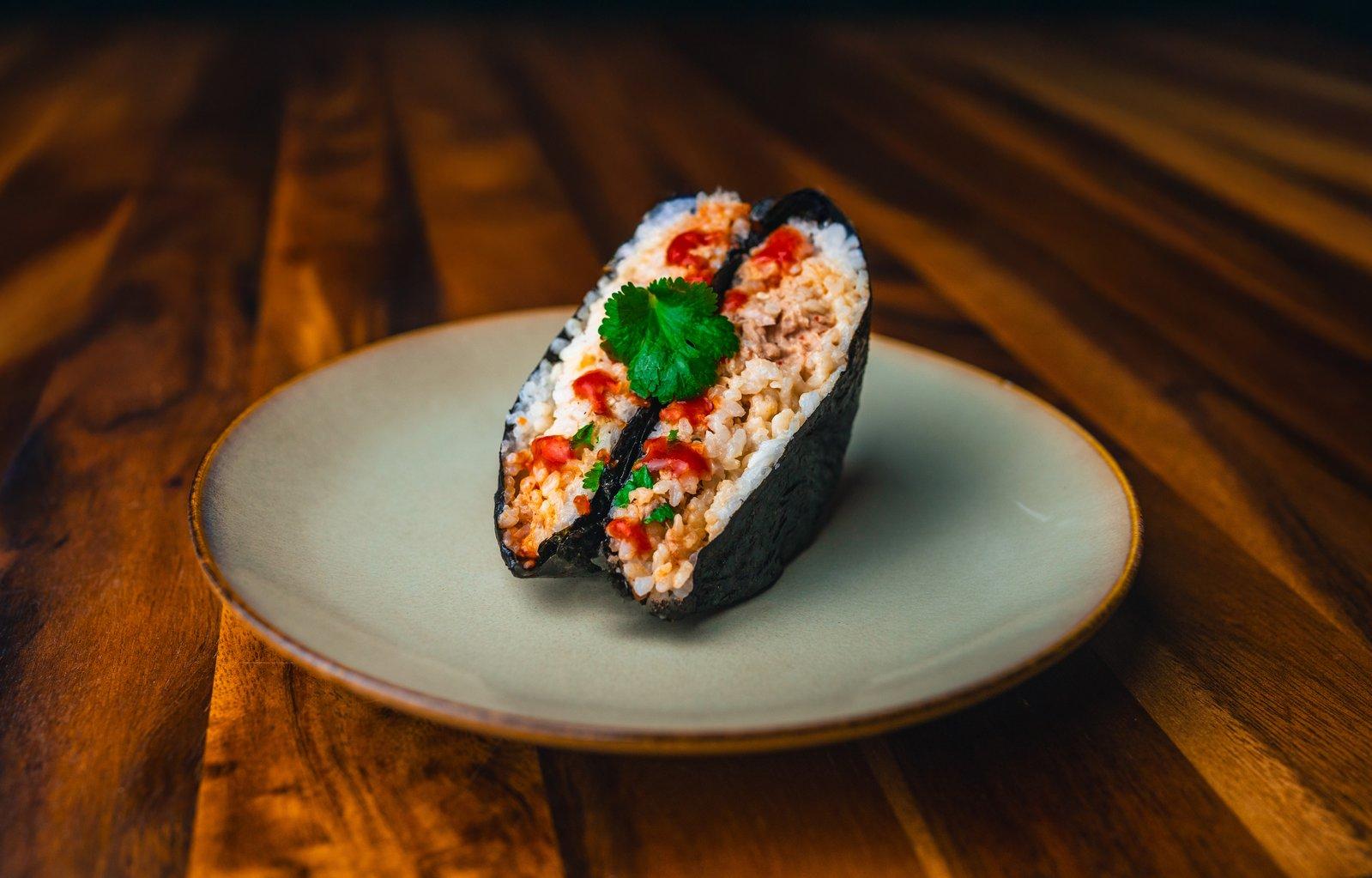 Onigirazu – japońska kanapka z nori i tuńczykiem