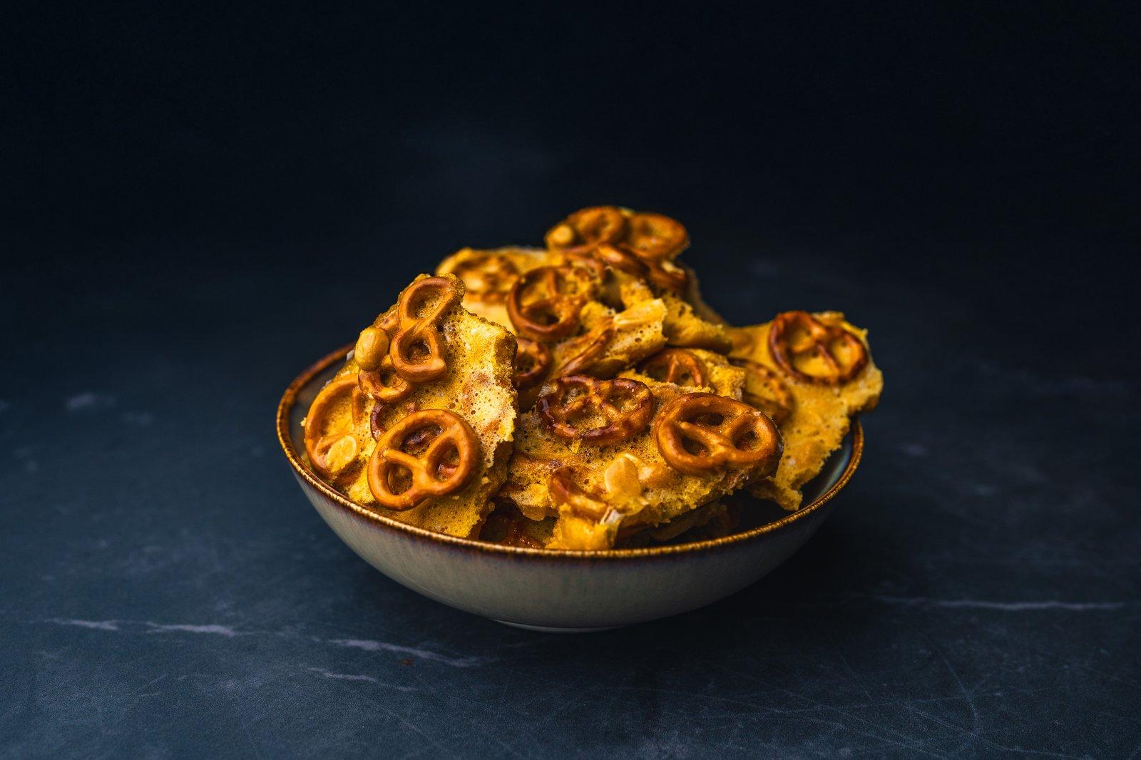 Amerykański brittle z precelkami i orzeszkami