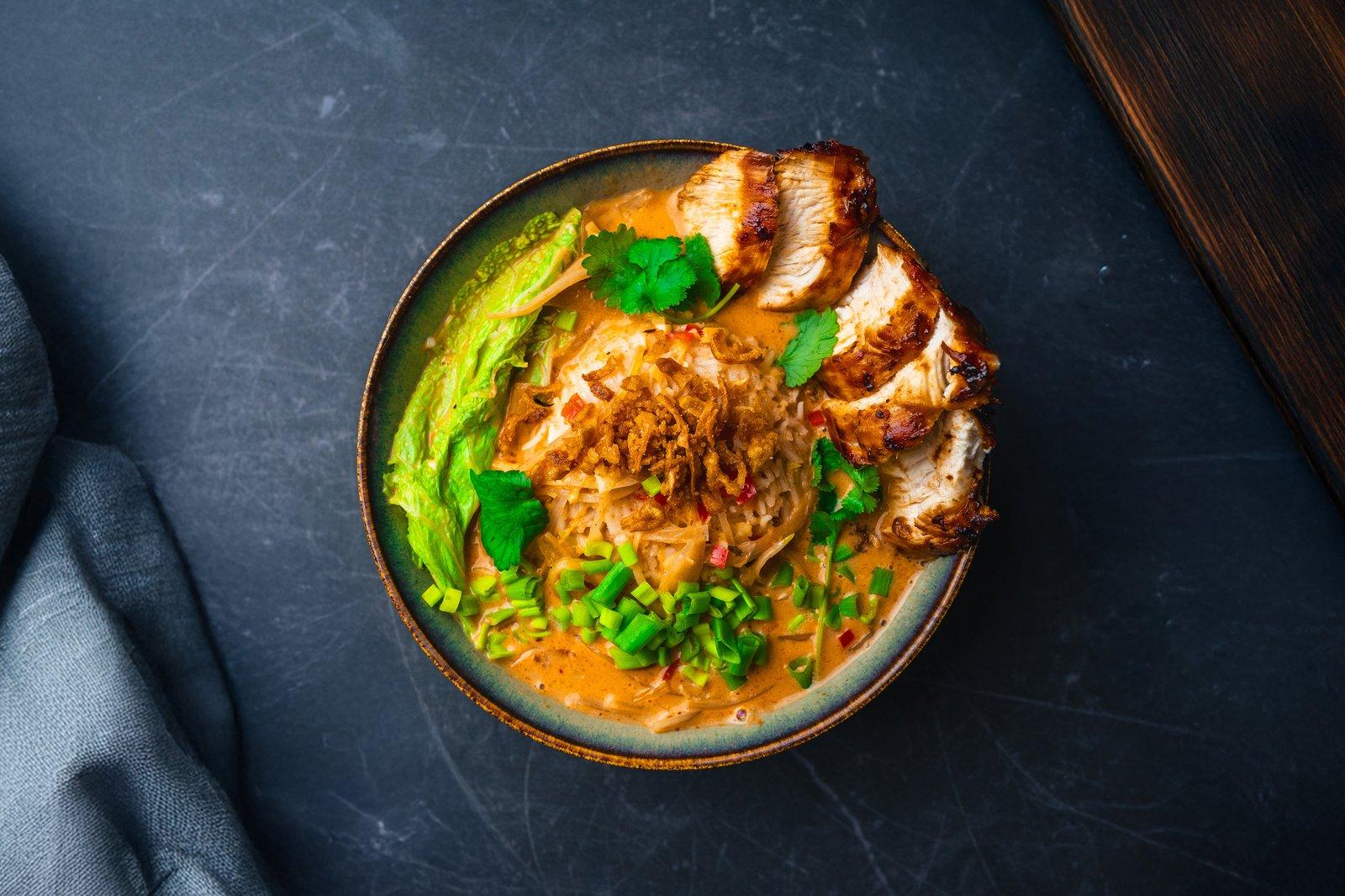 Kremowa zupa na mleku kokosowym ze smażonym kurczakiem i ryżem