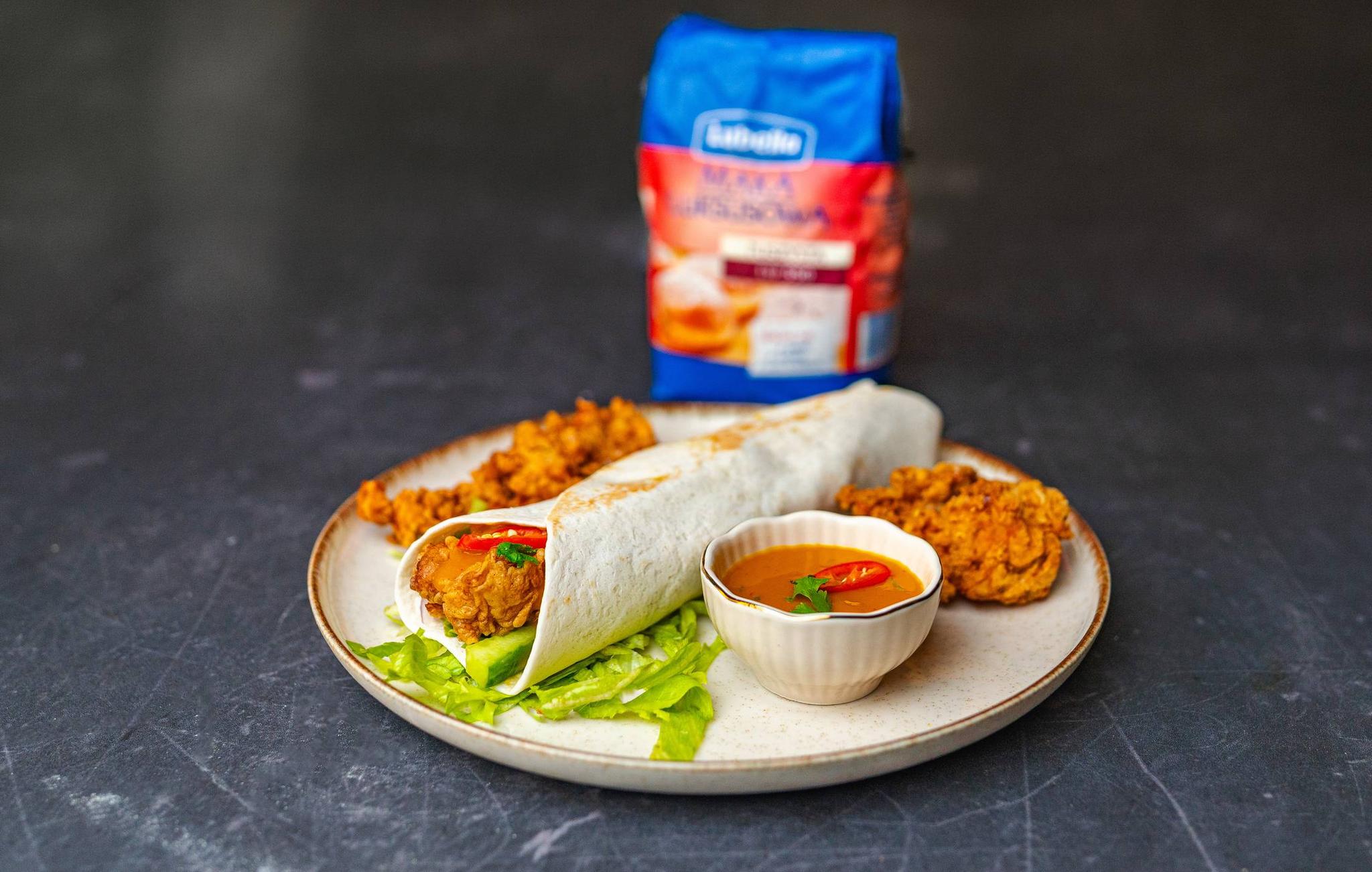 Wrap z chrupiącym kurczakiem i sosem mango