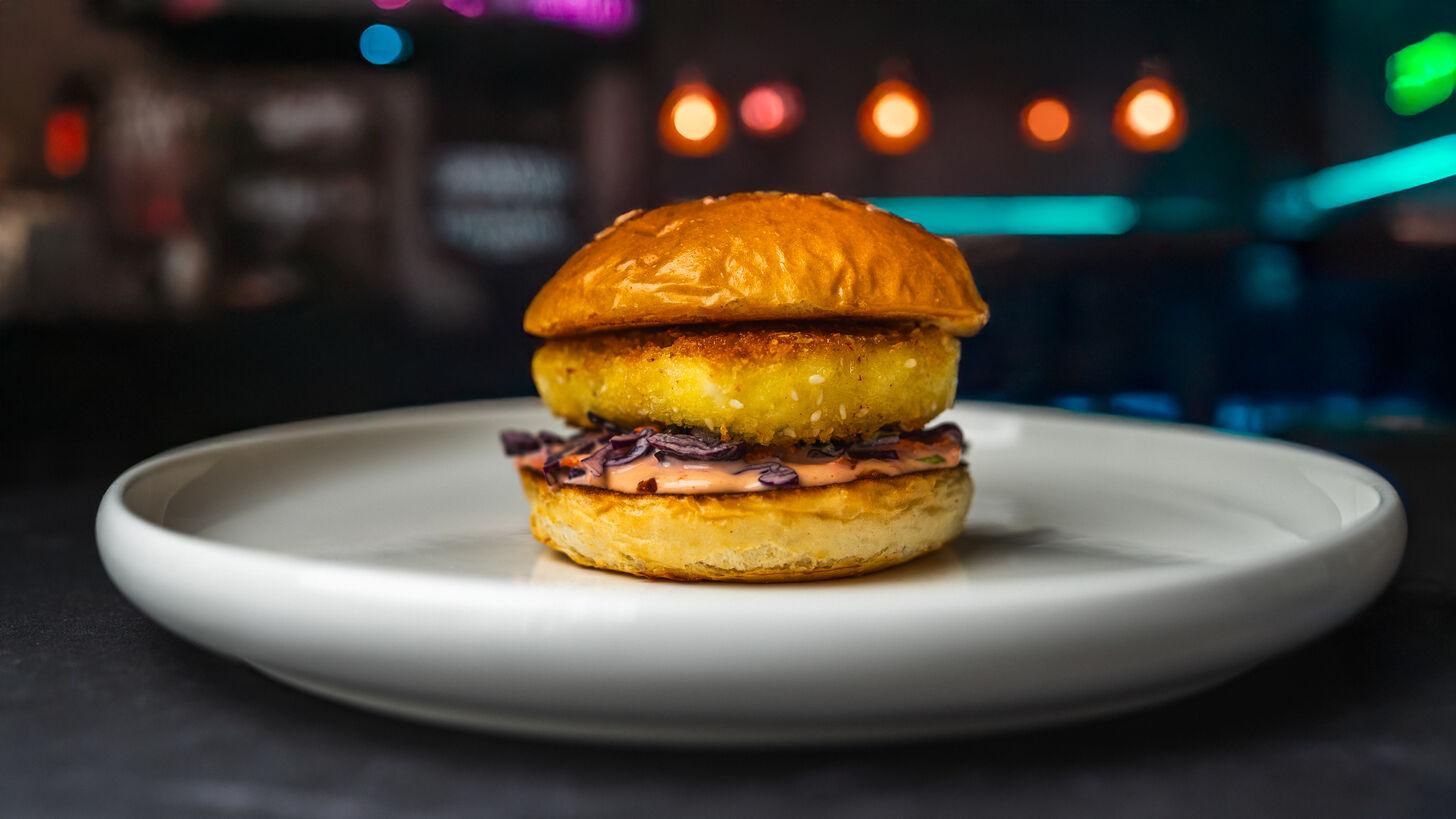 Burger z chrupiącym serem halloumi