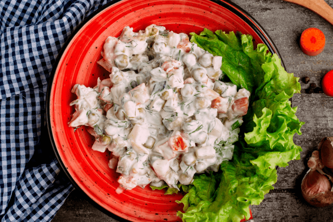 Sałatka z kukurydzy, pieczarek i ogórka