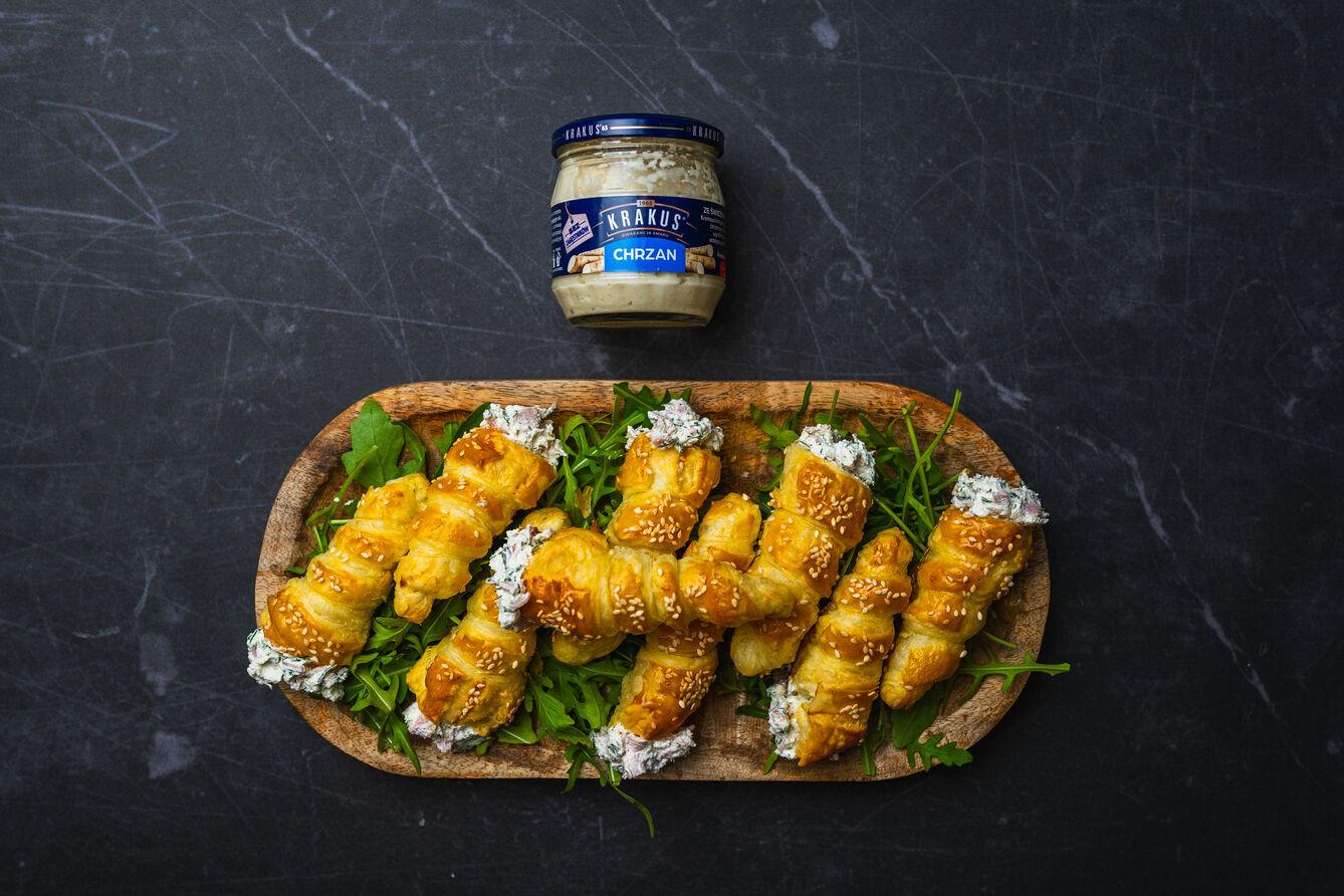 Rożki z ciasta francuskiego z pastą chrzanową i szynką