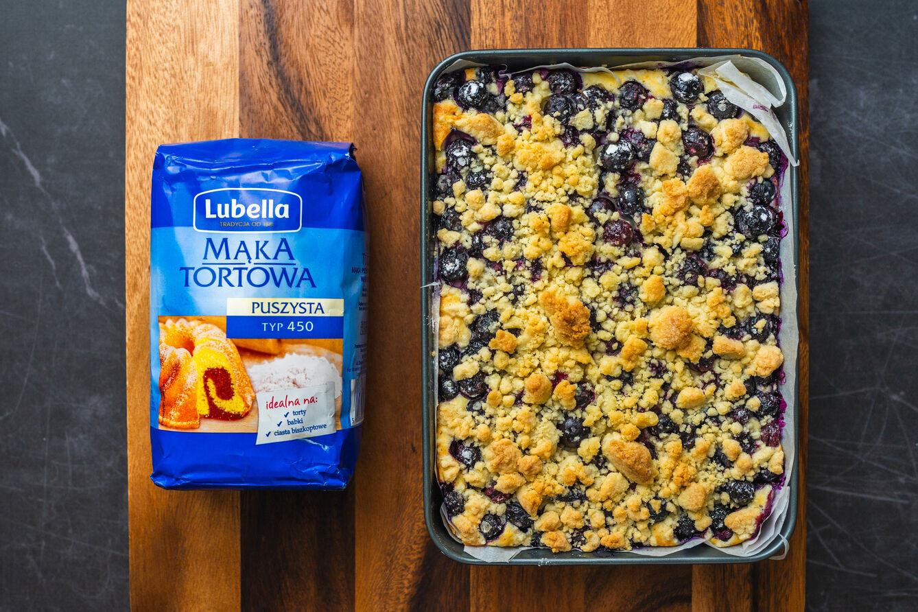 Sernik z kruszonką i borówkami