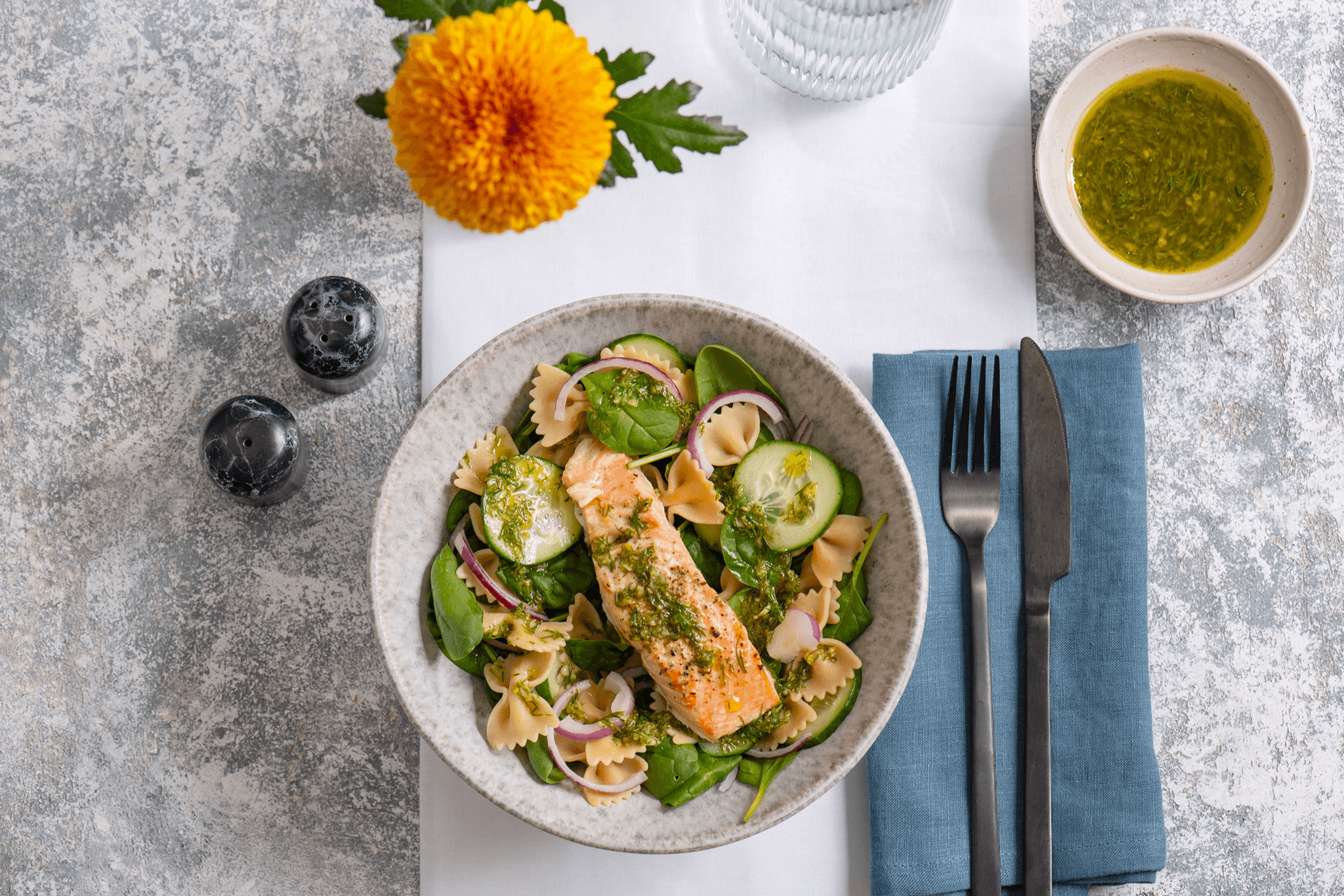 Sałatka z makaronem, łososiem i dressingiem (TM6, TM5)