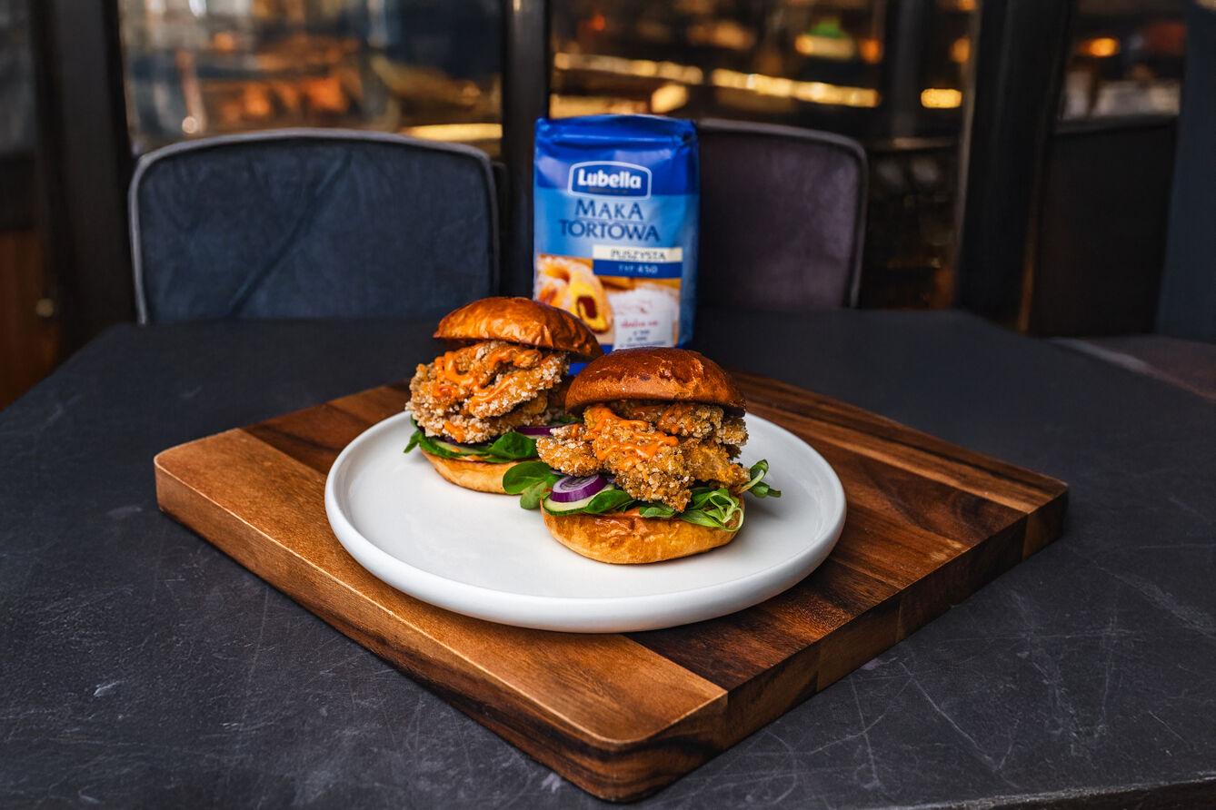 Pikantny burger ze smażonymi boczniakami