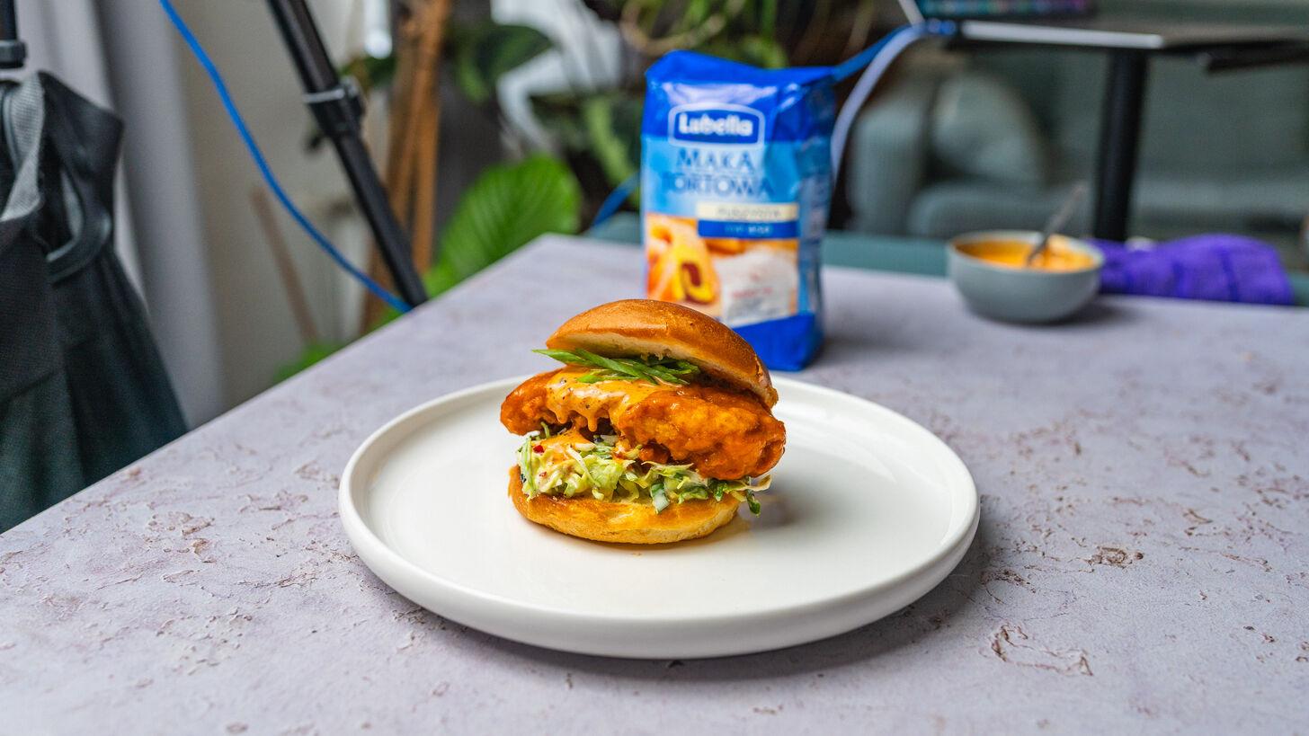 Tajski burger ze smażonym kurczakiem