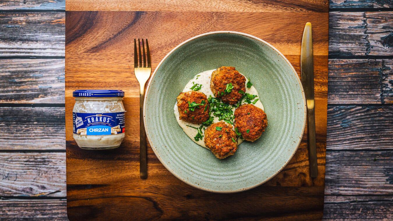 Kotleciki z białej kiełbasy z sosem chrzanowym