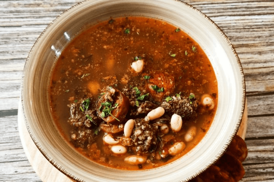 Fabada asturiana – hiszpańska zupa z fasoli i mięsa