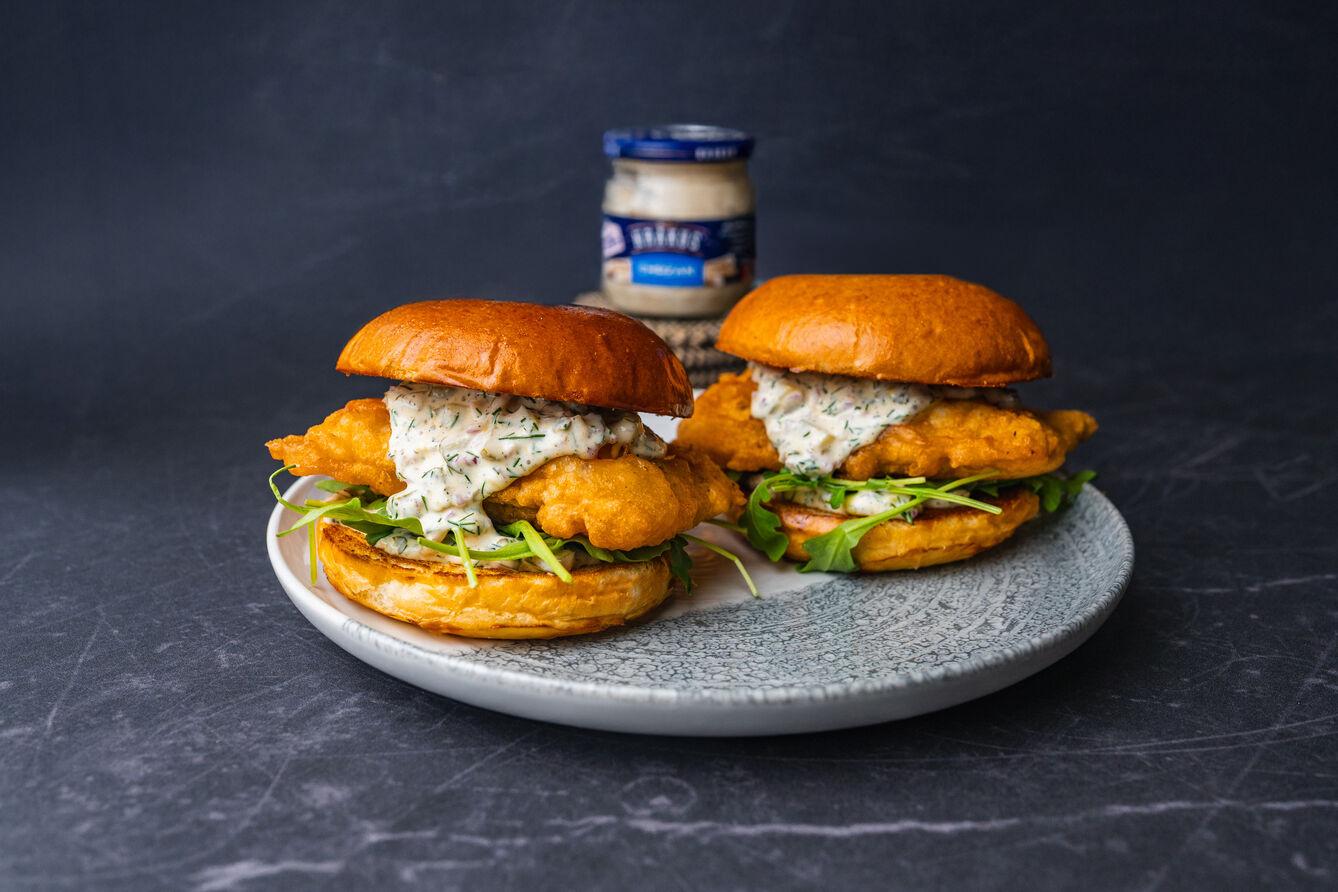 Burger z dorszem i chrzanowym sosem tatarskim