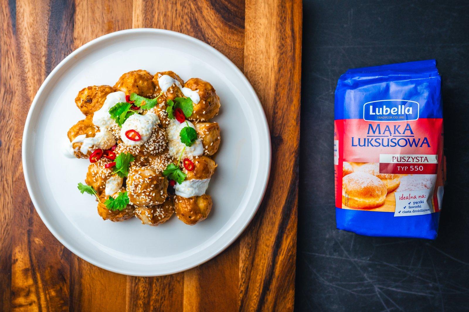 Proteinowe kluseczki z fasoli w sosie orzechowym