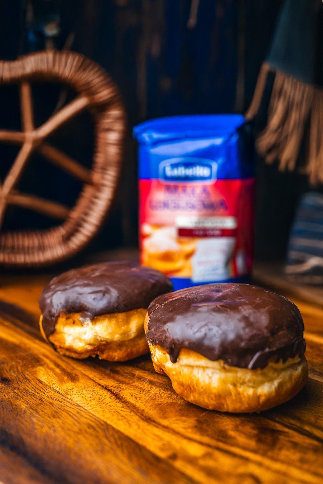 Wegańskie pączki z kremem chałwowym