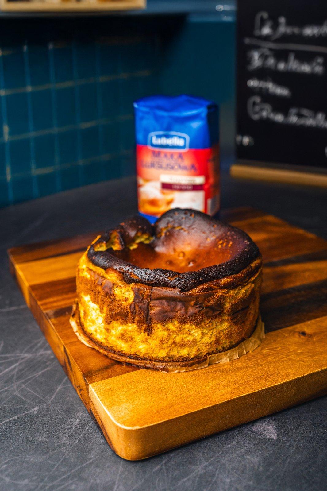 Pistacjowy sernik baskijski