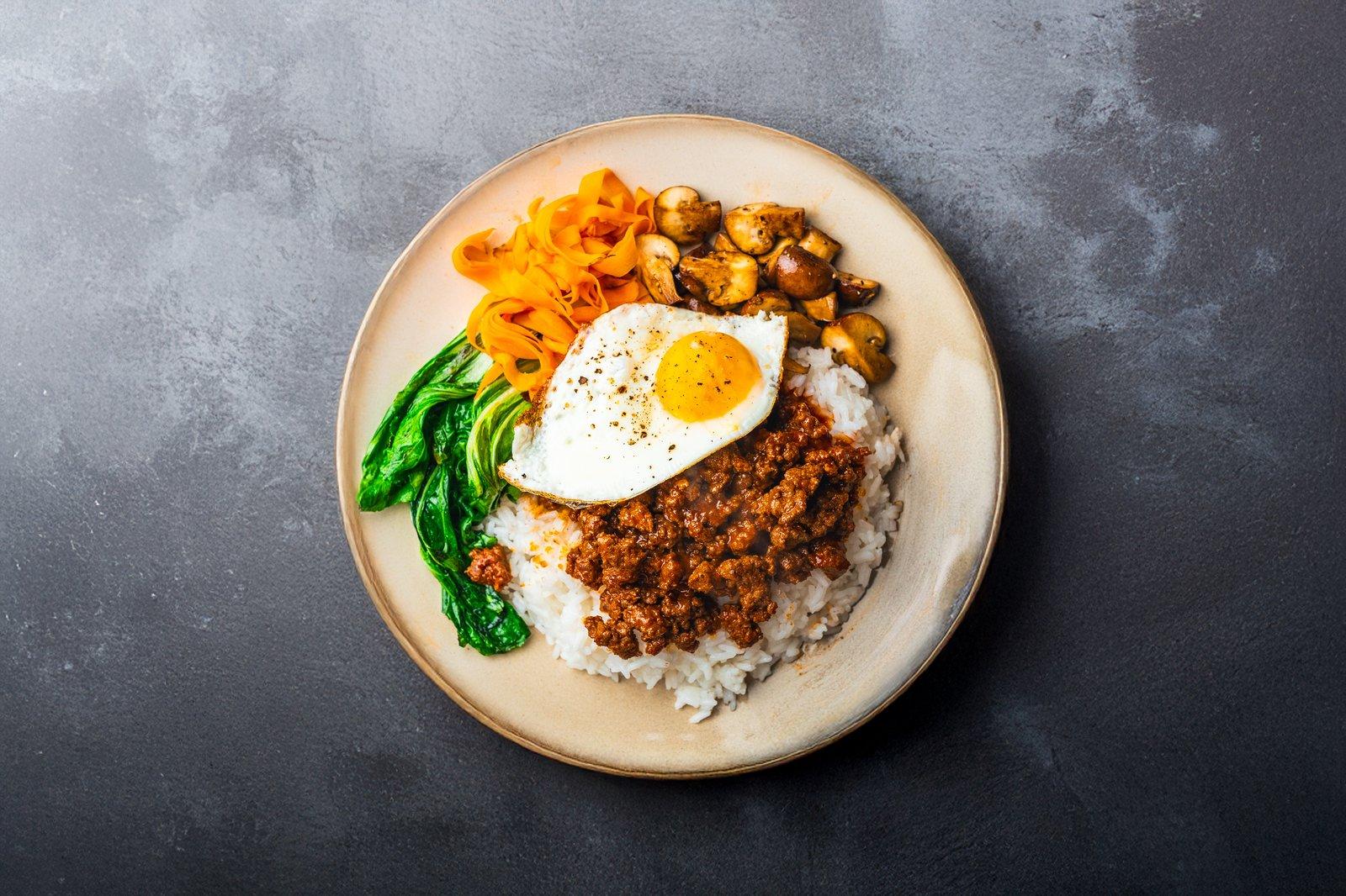 Bibimbap z warzywami i wołowiną