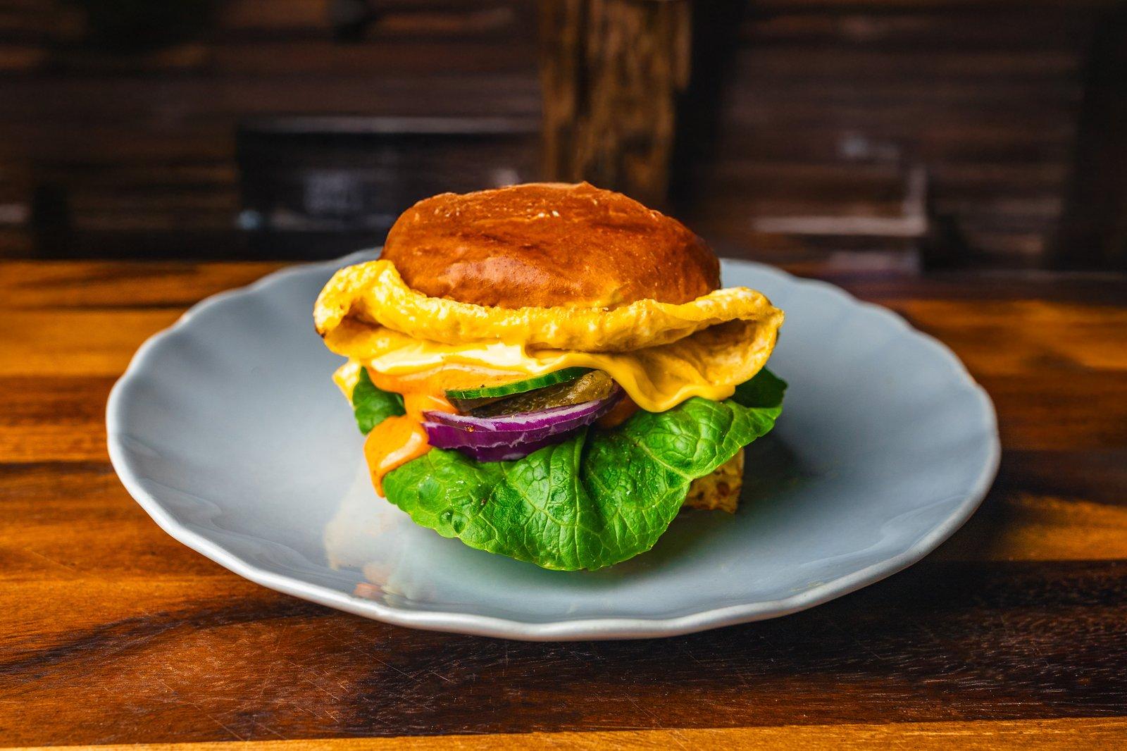 Śniadaniowy burger z omletem i serem feta